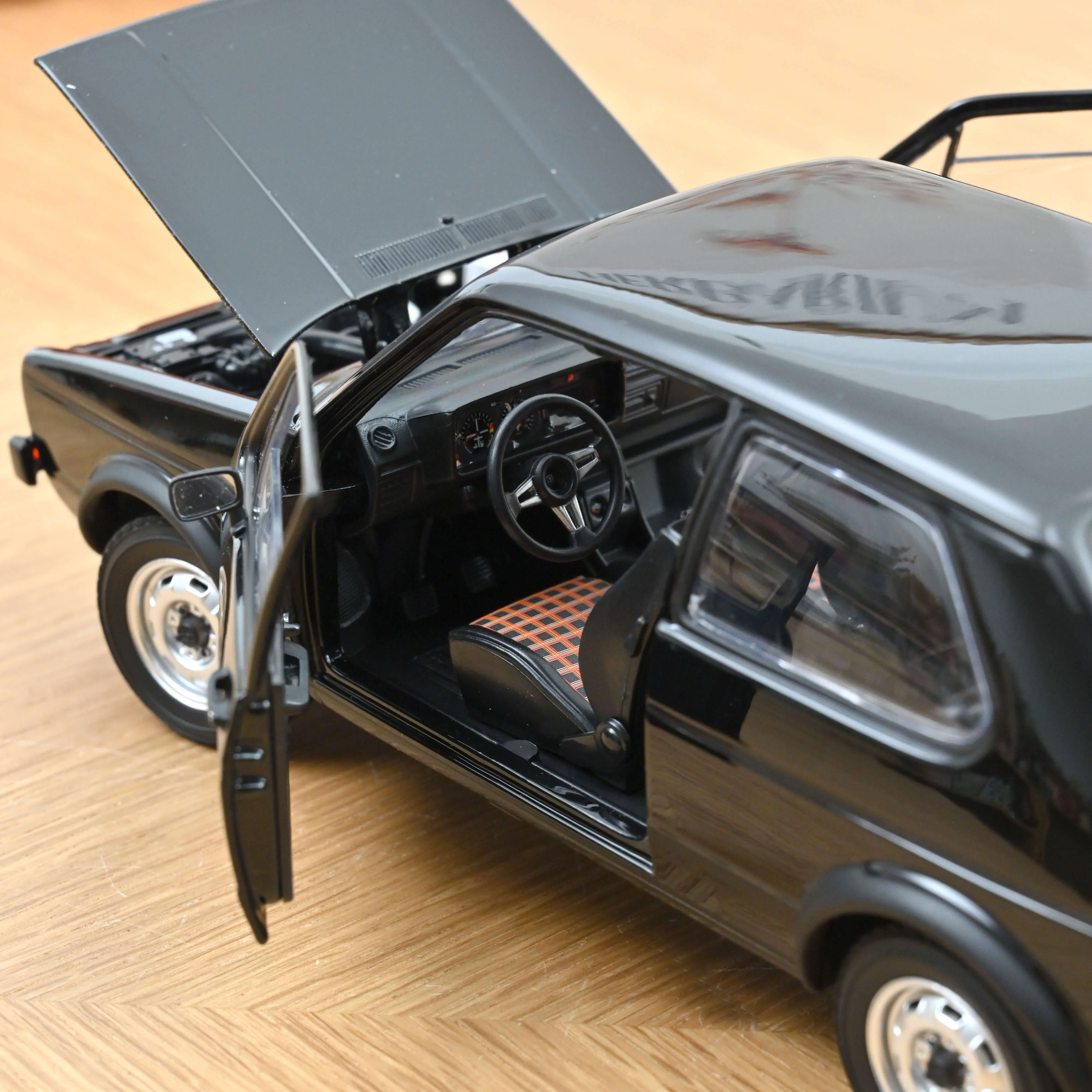 VW Golf GTI 1976 Noir 1/18 - Image 5