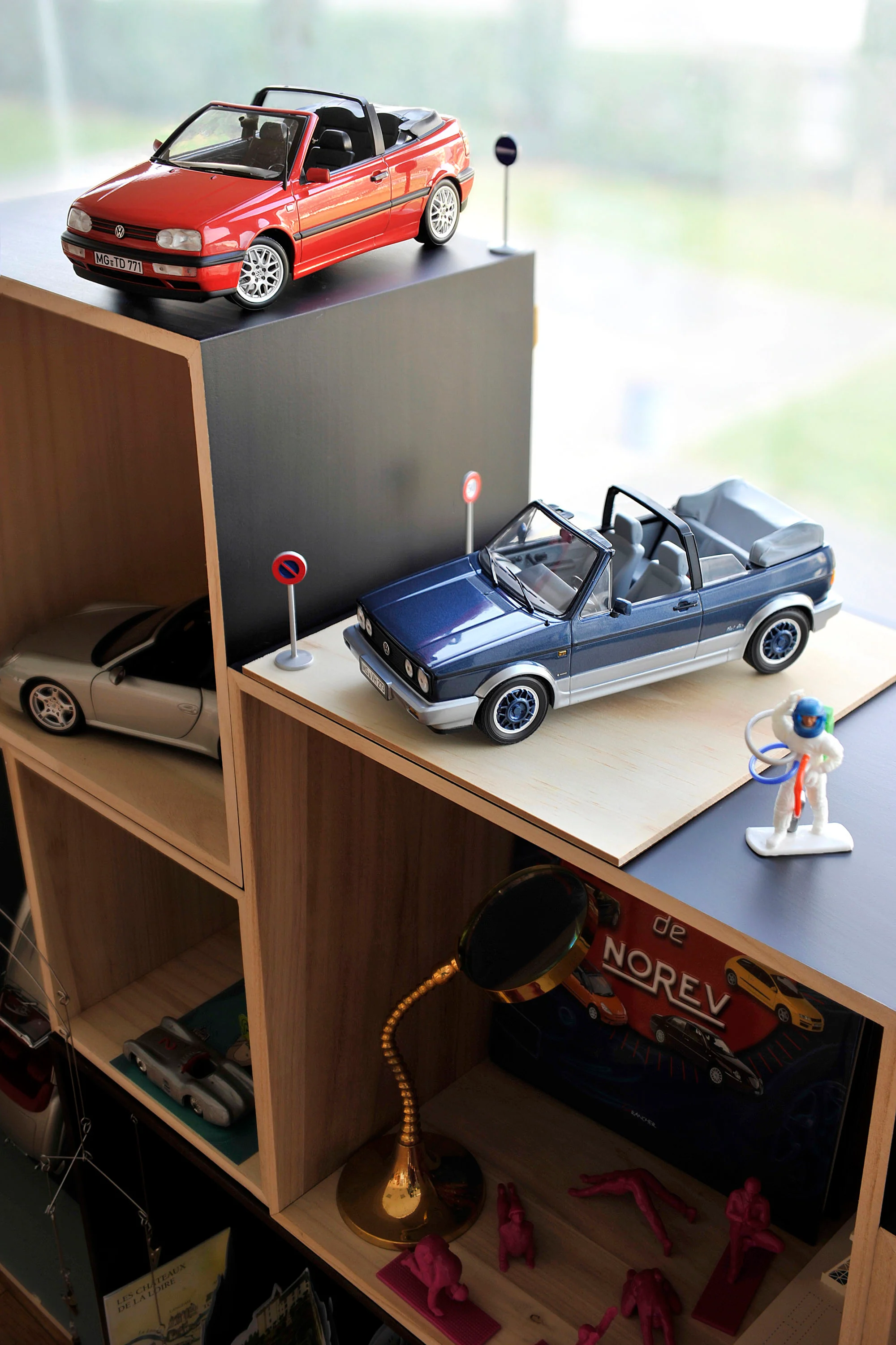 VW Golf Cabriolet 1995 Rouge 1/18 - Image 3