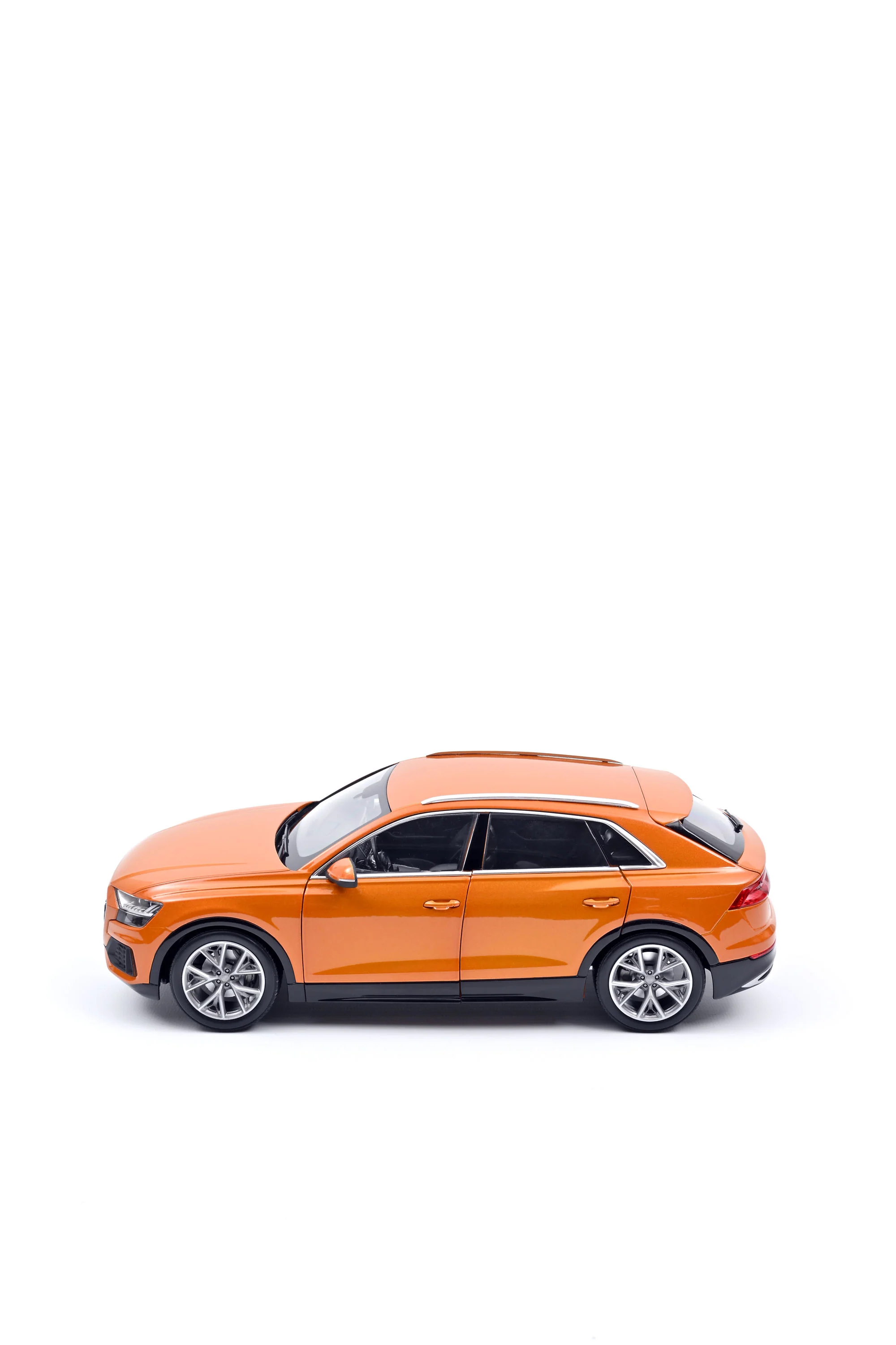 Audi Q8 2018 Orange métallisé 1/18 - Image 4
