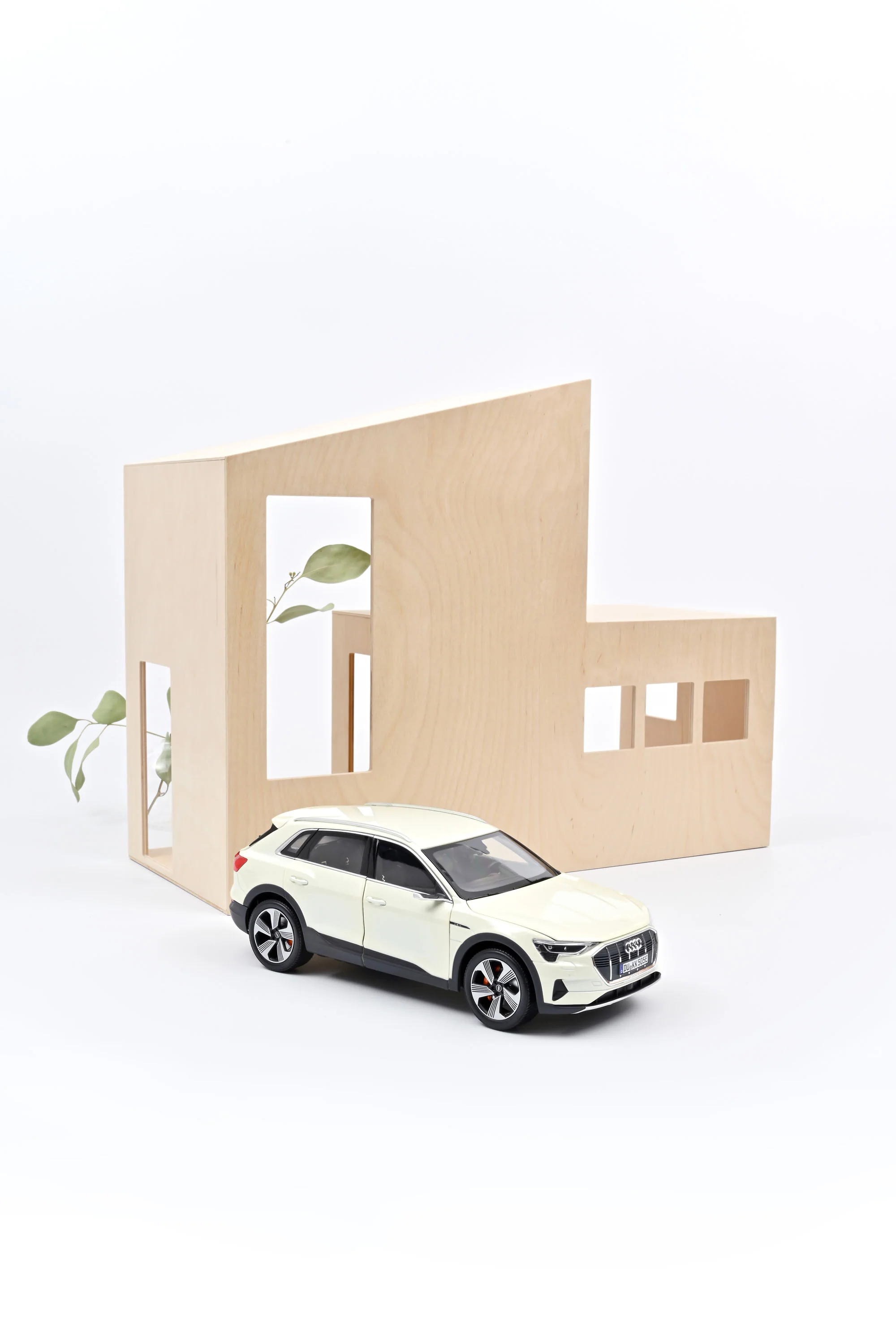 Audi e-tron 2019 Blanc métallisé 1/18 - Image 3
