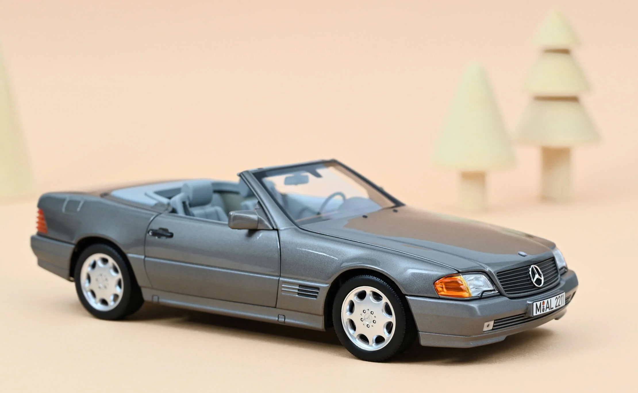 Mercedes-Benz 500 SL 1989 Gris métallisé 1/18 - Image 3