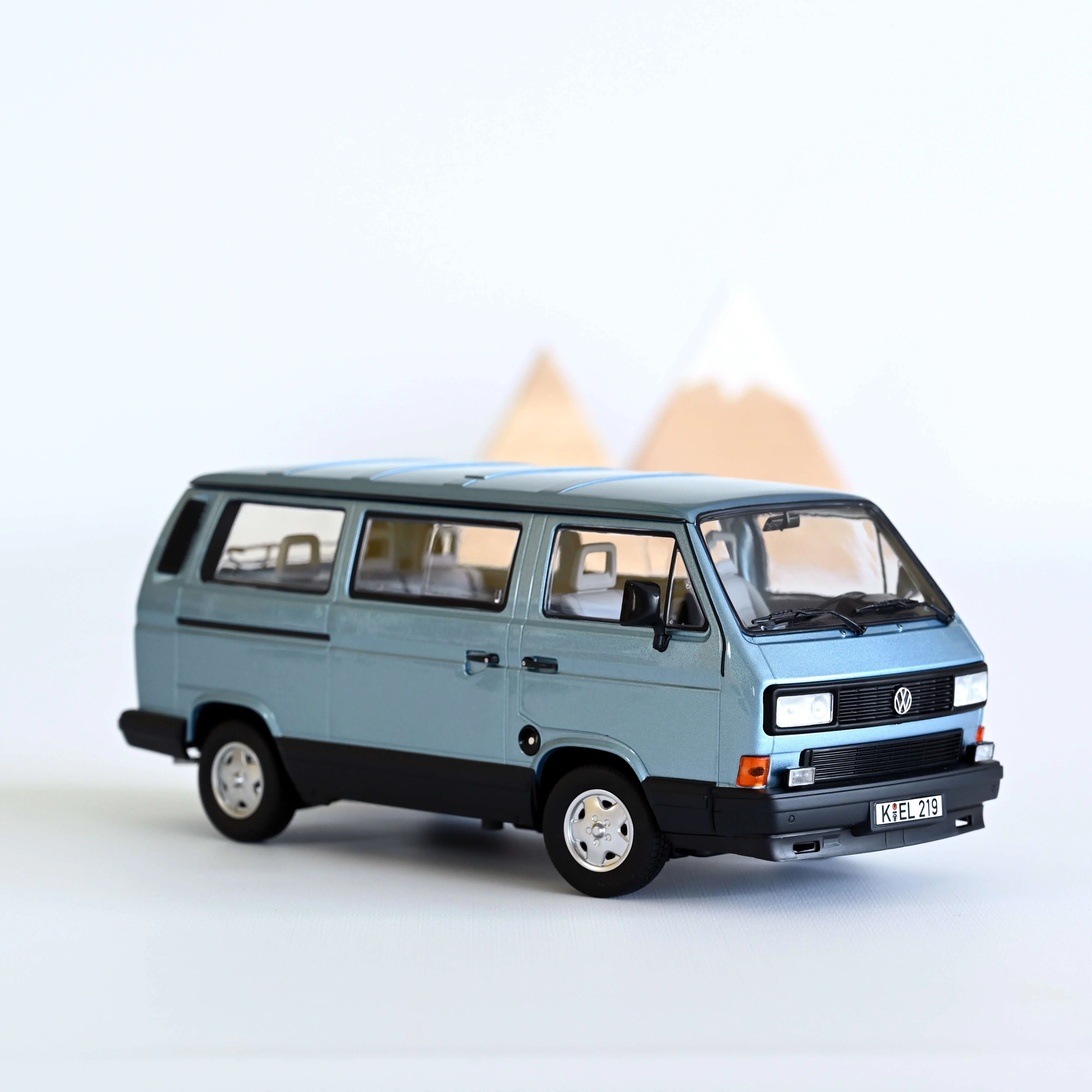 VW Multivan 1990 Bleu clair métallisé 1/18 - Image 2