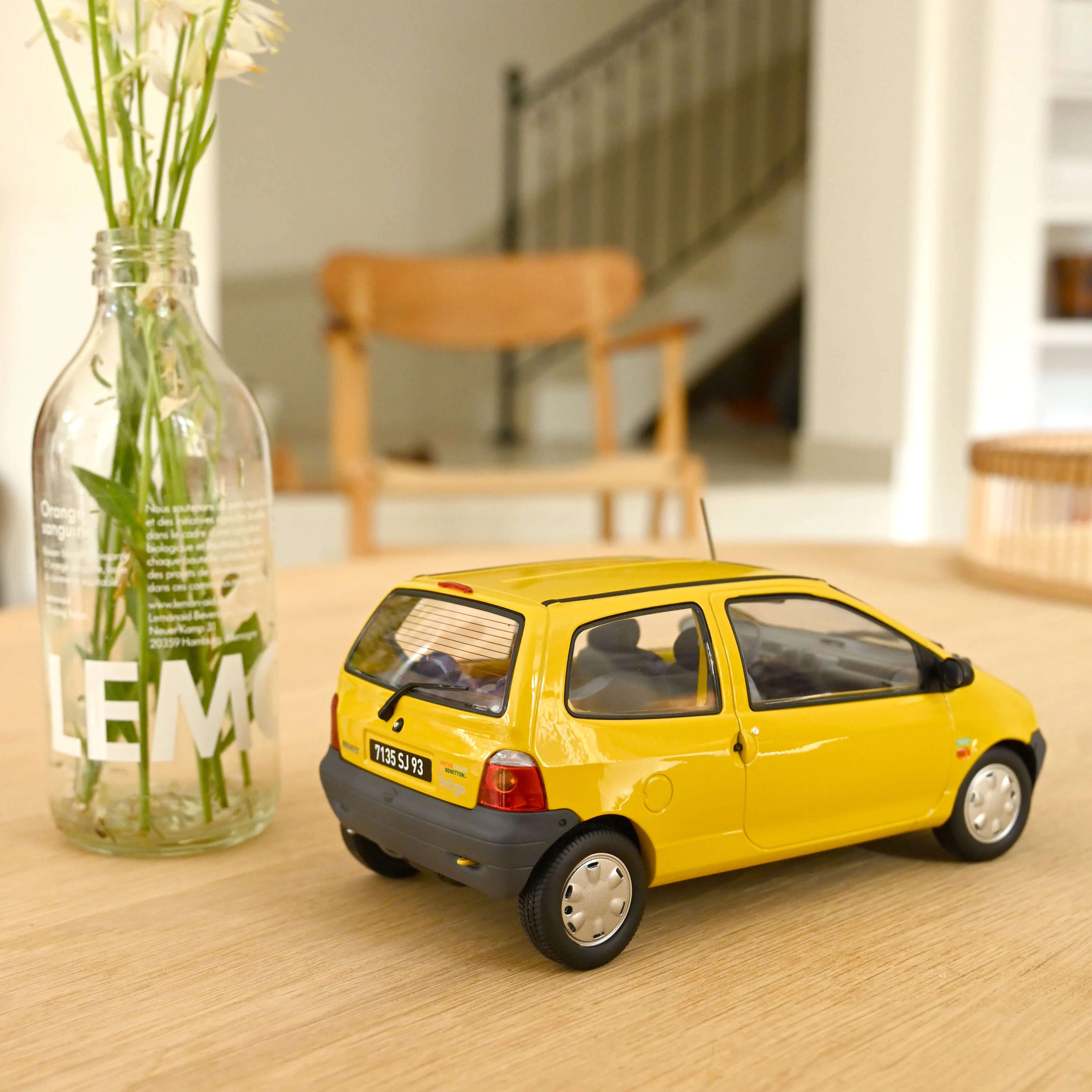Renault Twingo 1996 Lemon Jaune&United deco 1/18 - Image 2