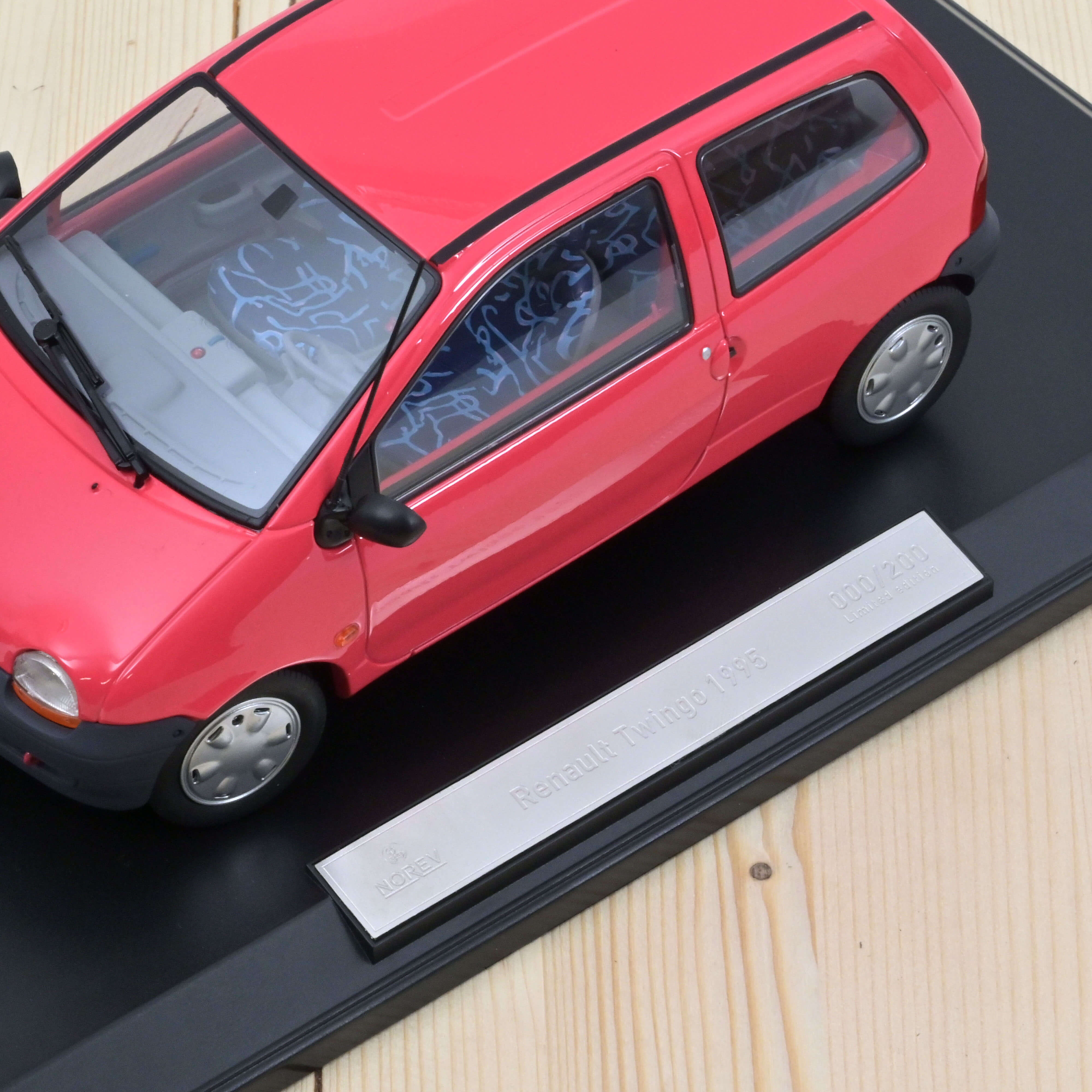 Renault Twingo 1995 Magenta 1/18 - 200pcs - Image 2