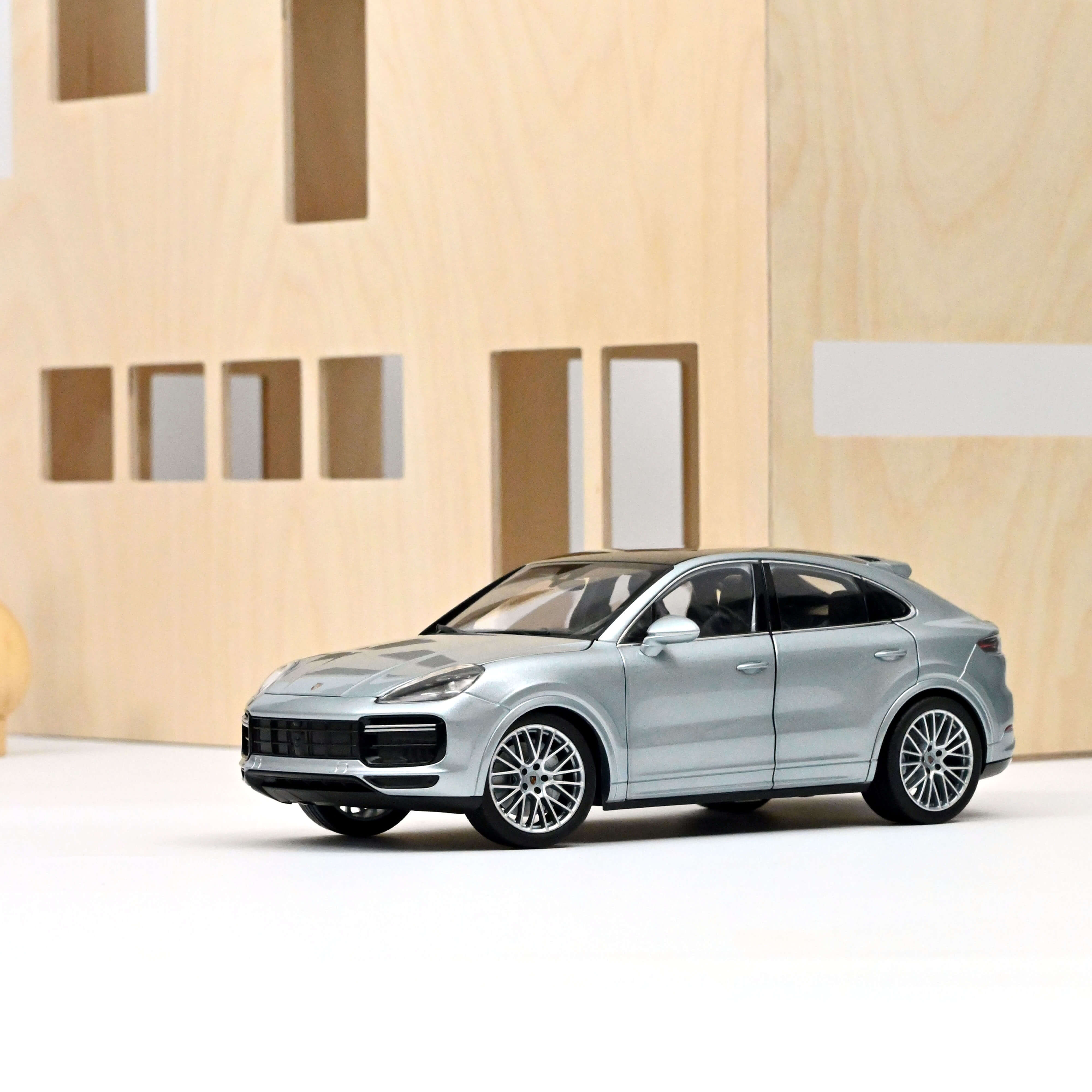 Porsche Cayenne Coupe Turbo 2019 Argent 1/18 - 200pcs