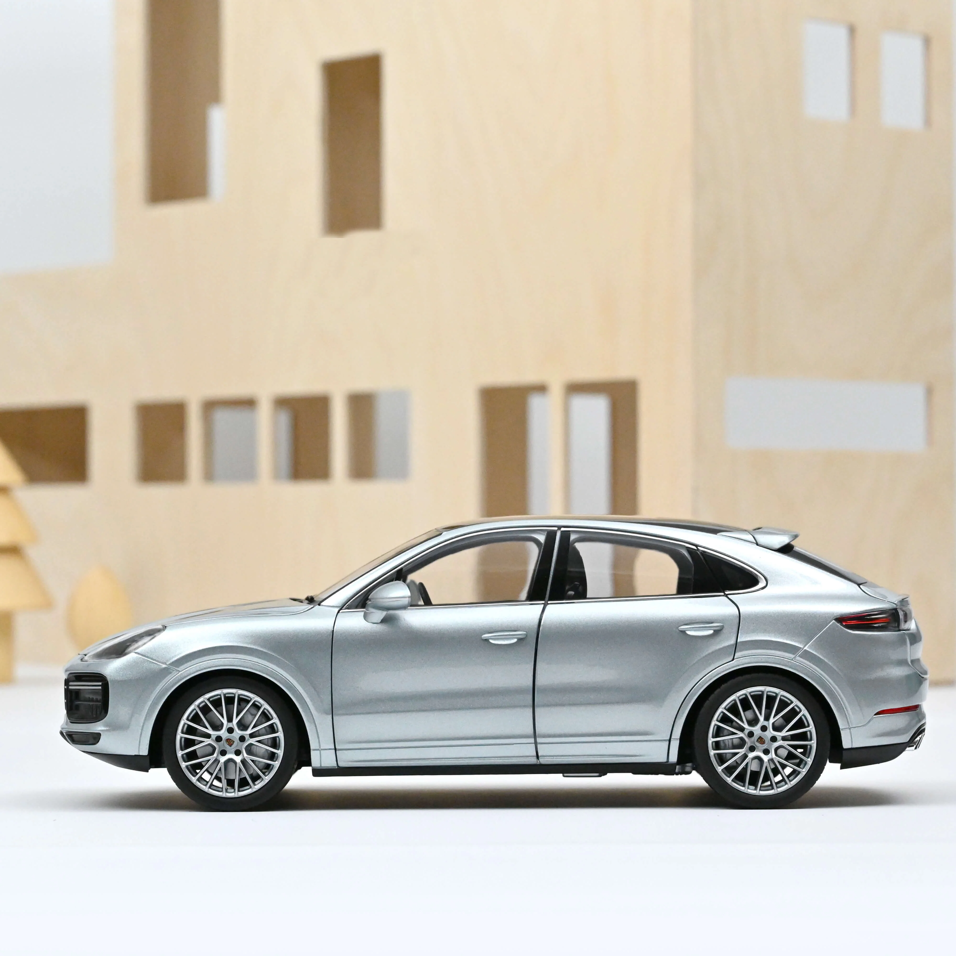 Porsche Cayenne Coupe Turbo 2019 Argent 1/18 - 200pcs - Image 2