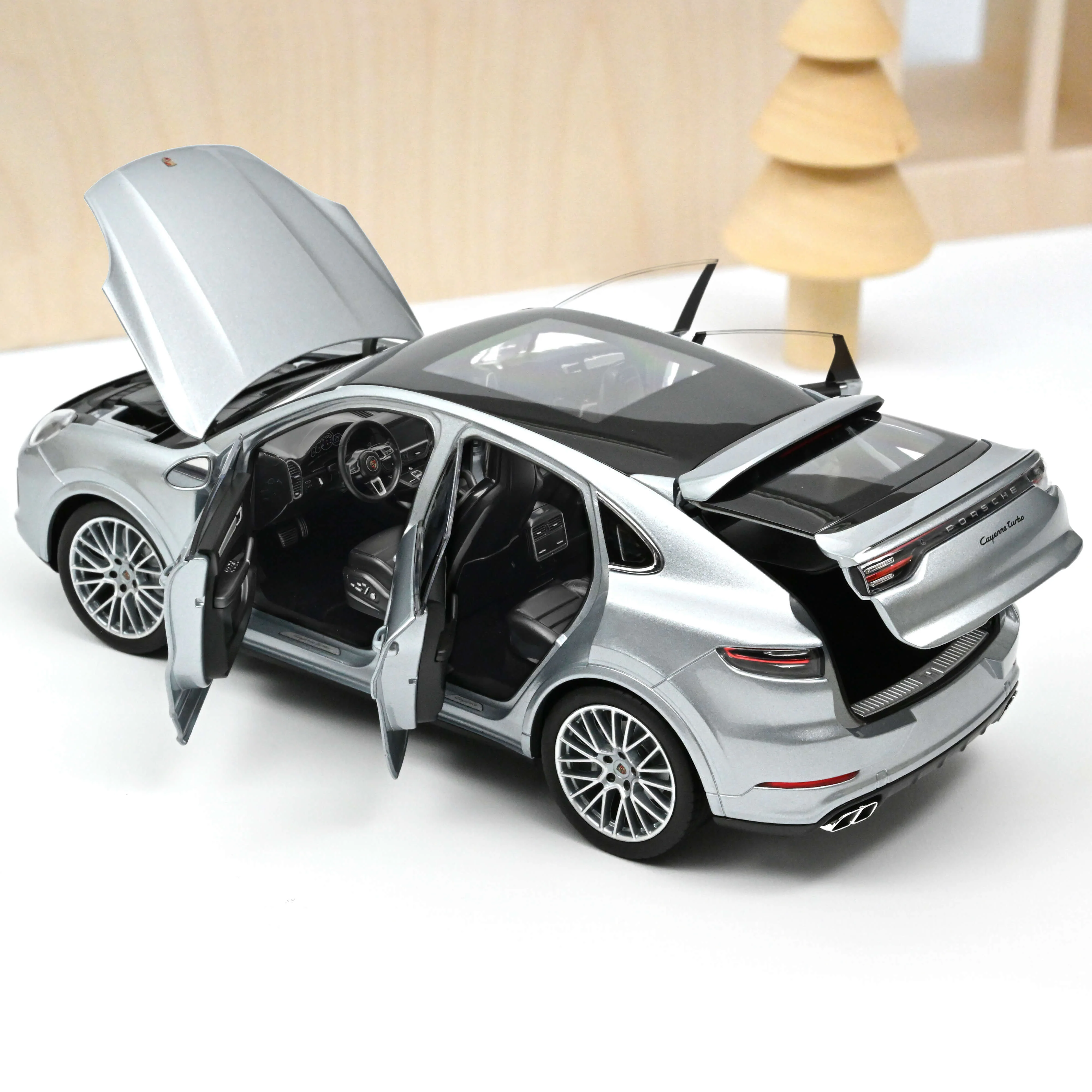 Porsche Cayenne Coupe Turbo 2019 Argent 1/18 - 200pcs - Image 3