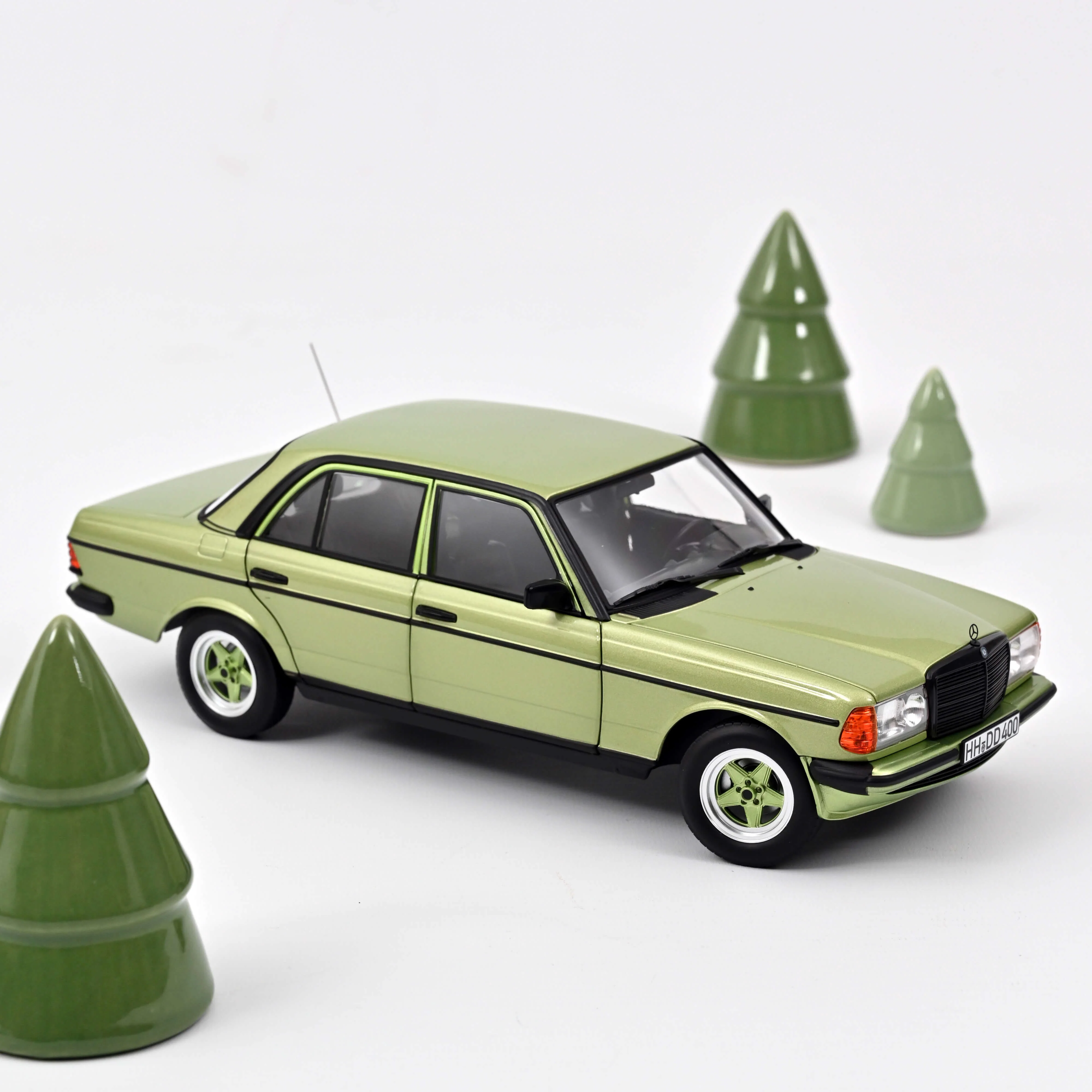 Mercedes-Benz 200 AMG 1984 Vert d'argent métallisé 1/18