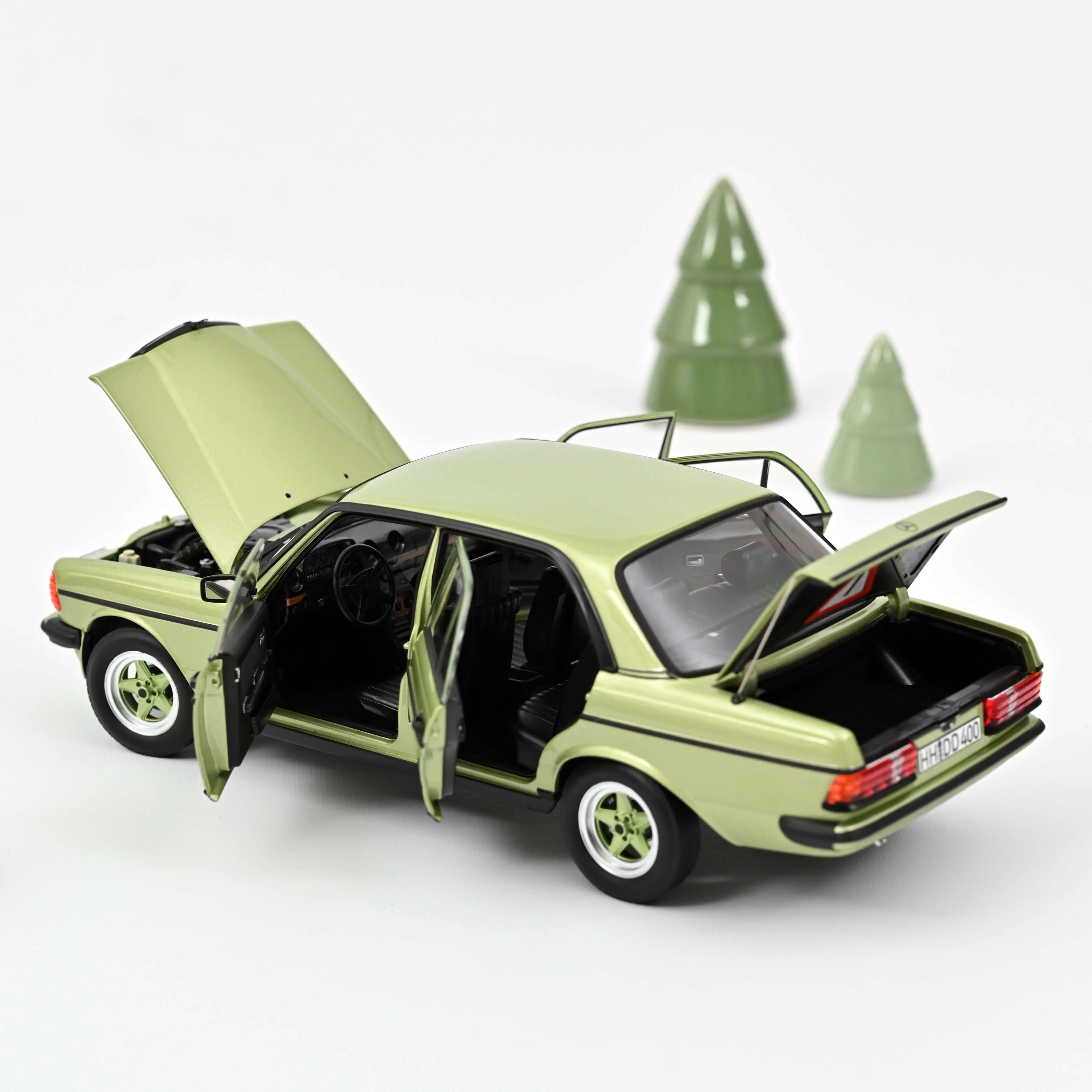 Mercedes-Benz 200 AMG 1984 Vert d'argent métallisé 1/18 - Image 2