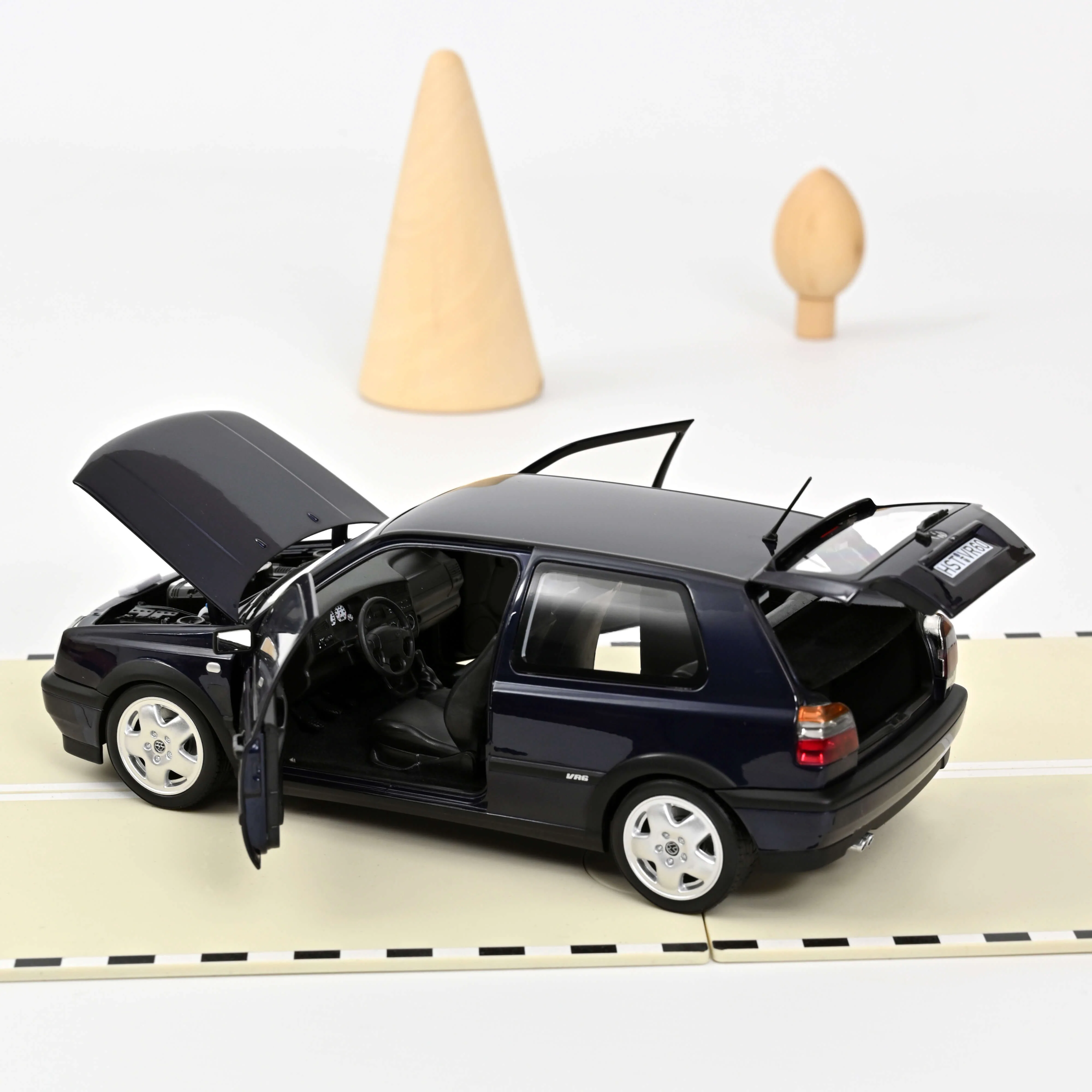 VW Golf VR6 1996 Bleu métallisé 1/18 - Image 2
