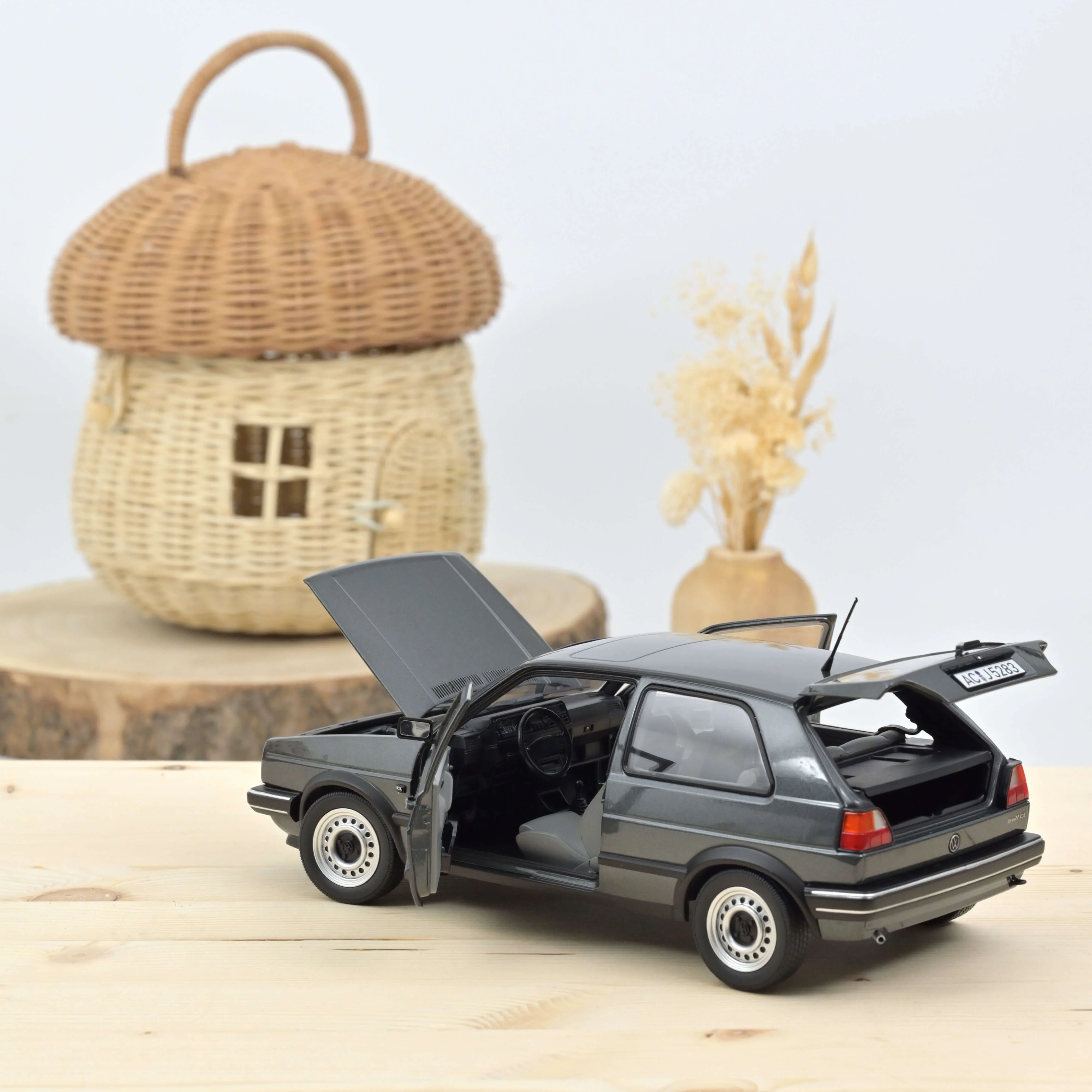 VW Golf CL 1988 Gris métallisé 1/18 - Image 2