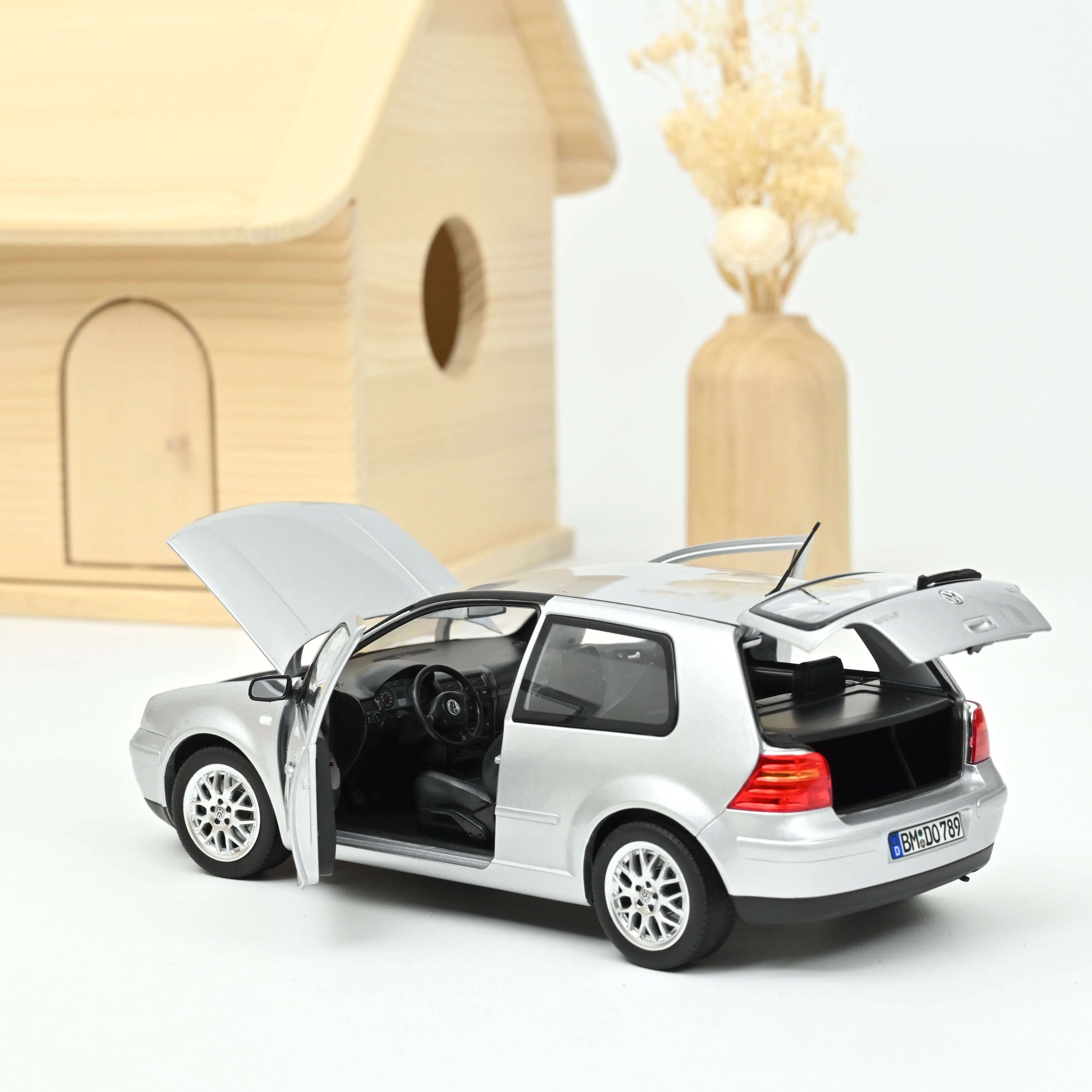 VW Golf GTI 1998 Argent 1/18 - Image 2