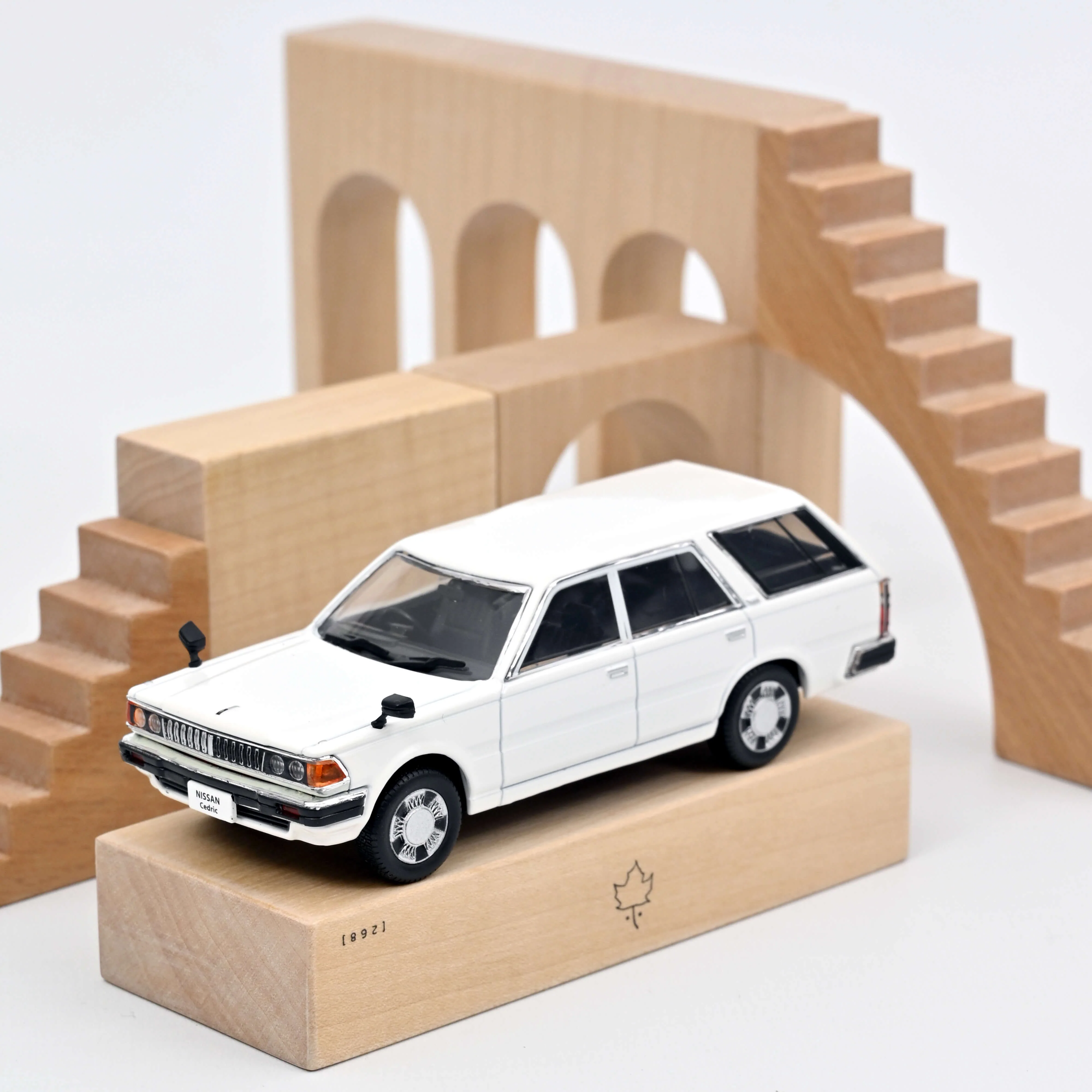 Nissan Cedric Van Deluxe 1995 Blanc 1/43