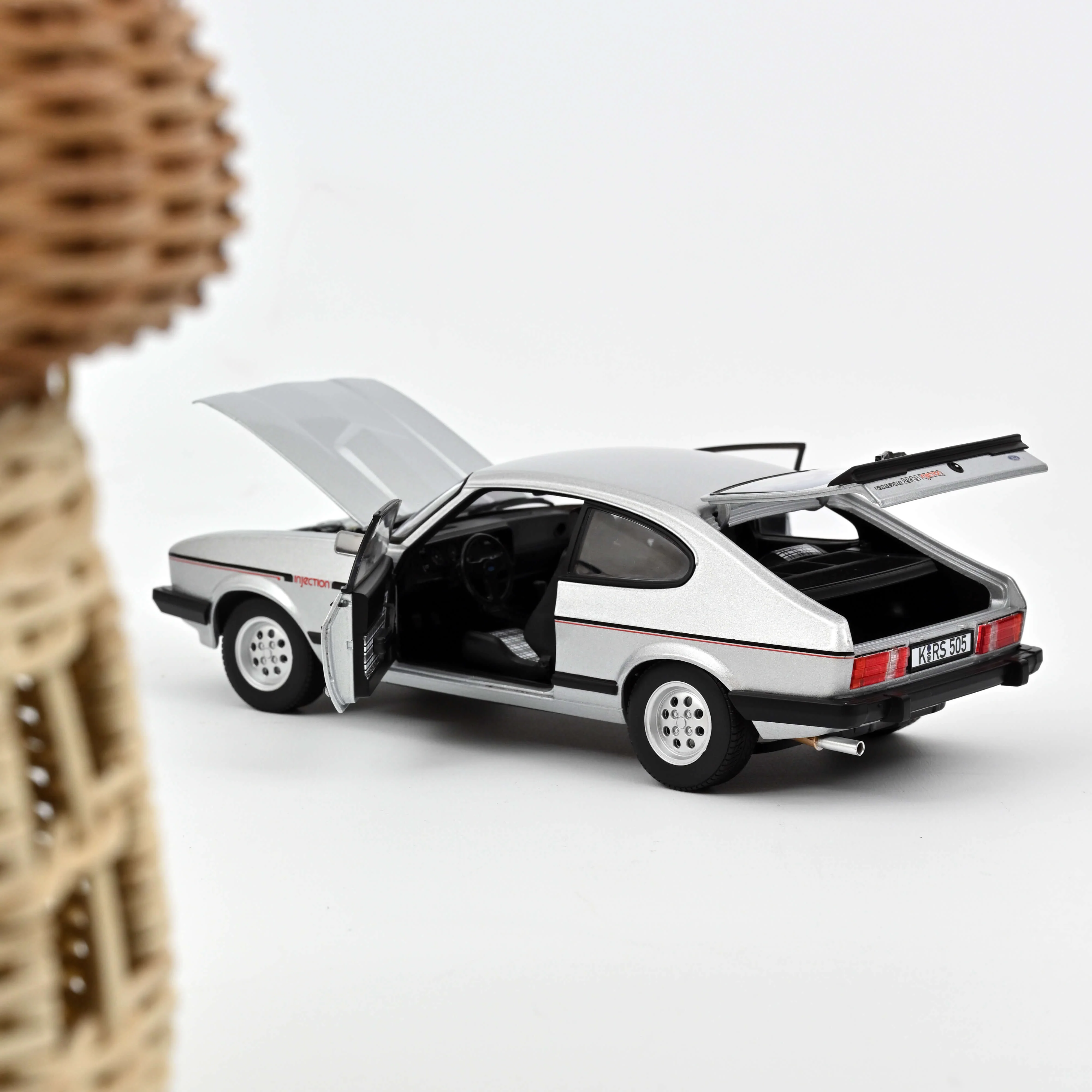 Ford Capri 2.8i Injection 1983 Argent 1/18 - 150pcs - Image 2