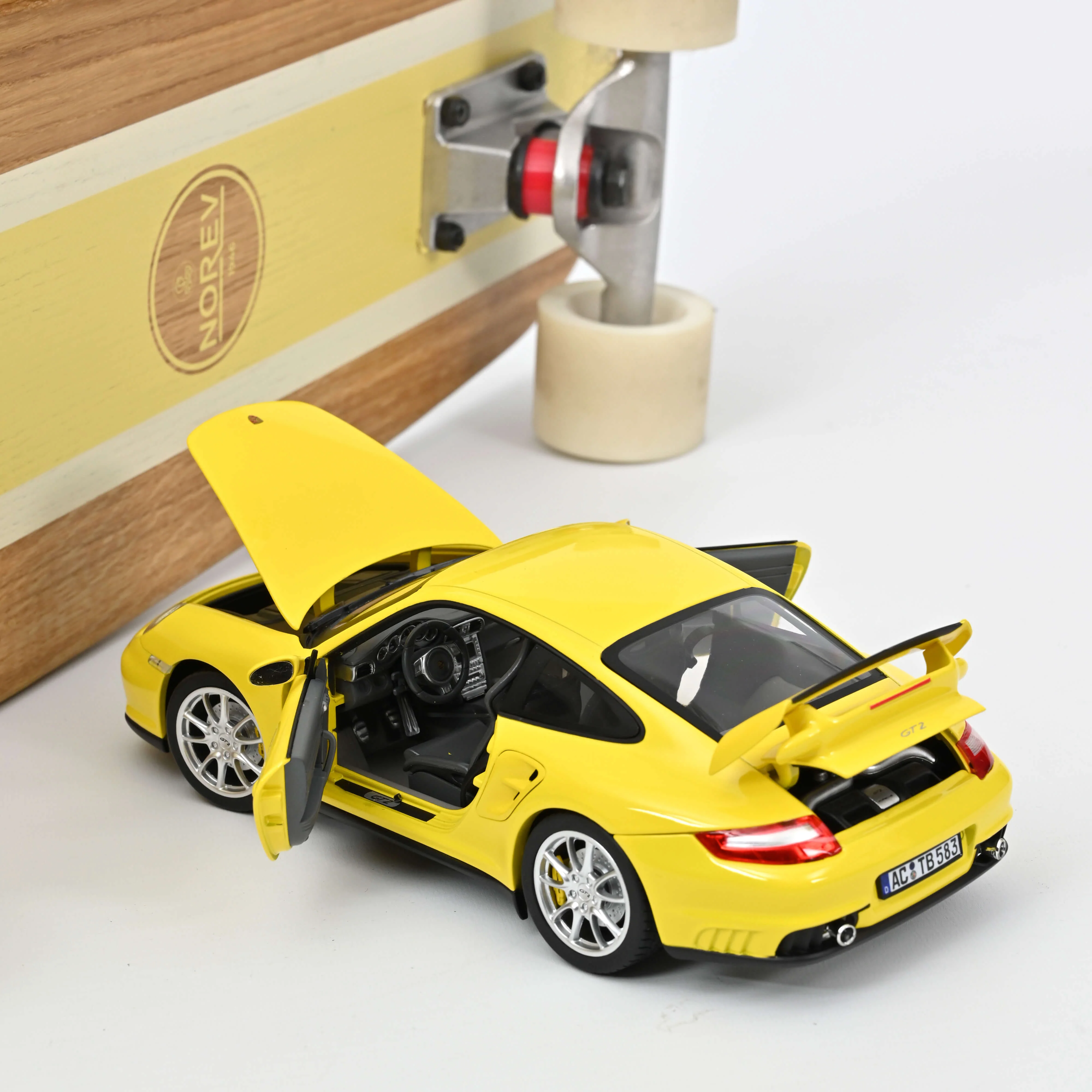 Porsche 911 GT2 2010 Jaune 1/18 - 200pcs - Image 3