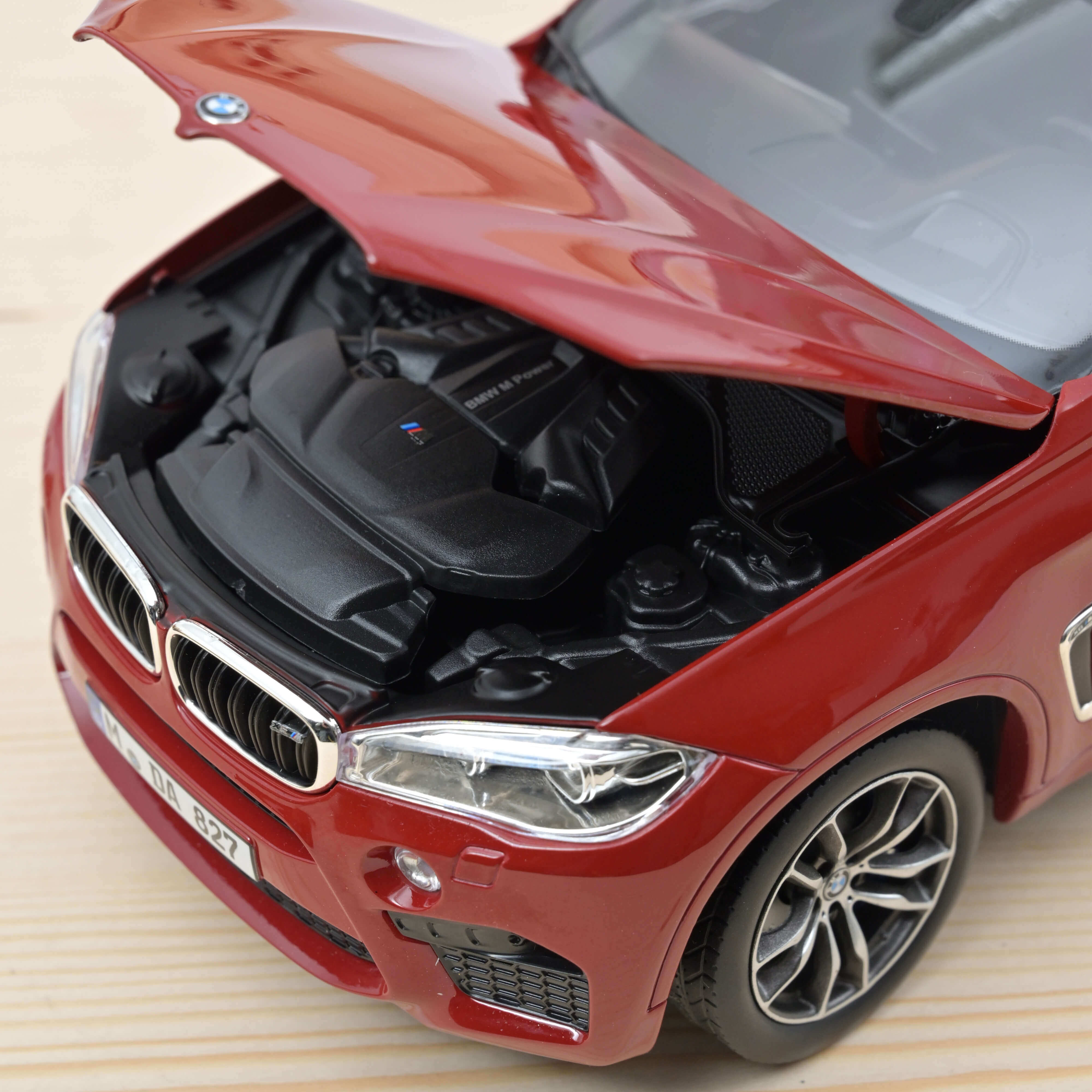 BMW X6 M 2015 Rouge métallisé 1/18 - Image 3