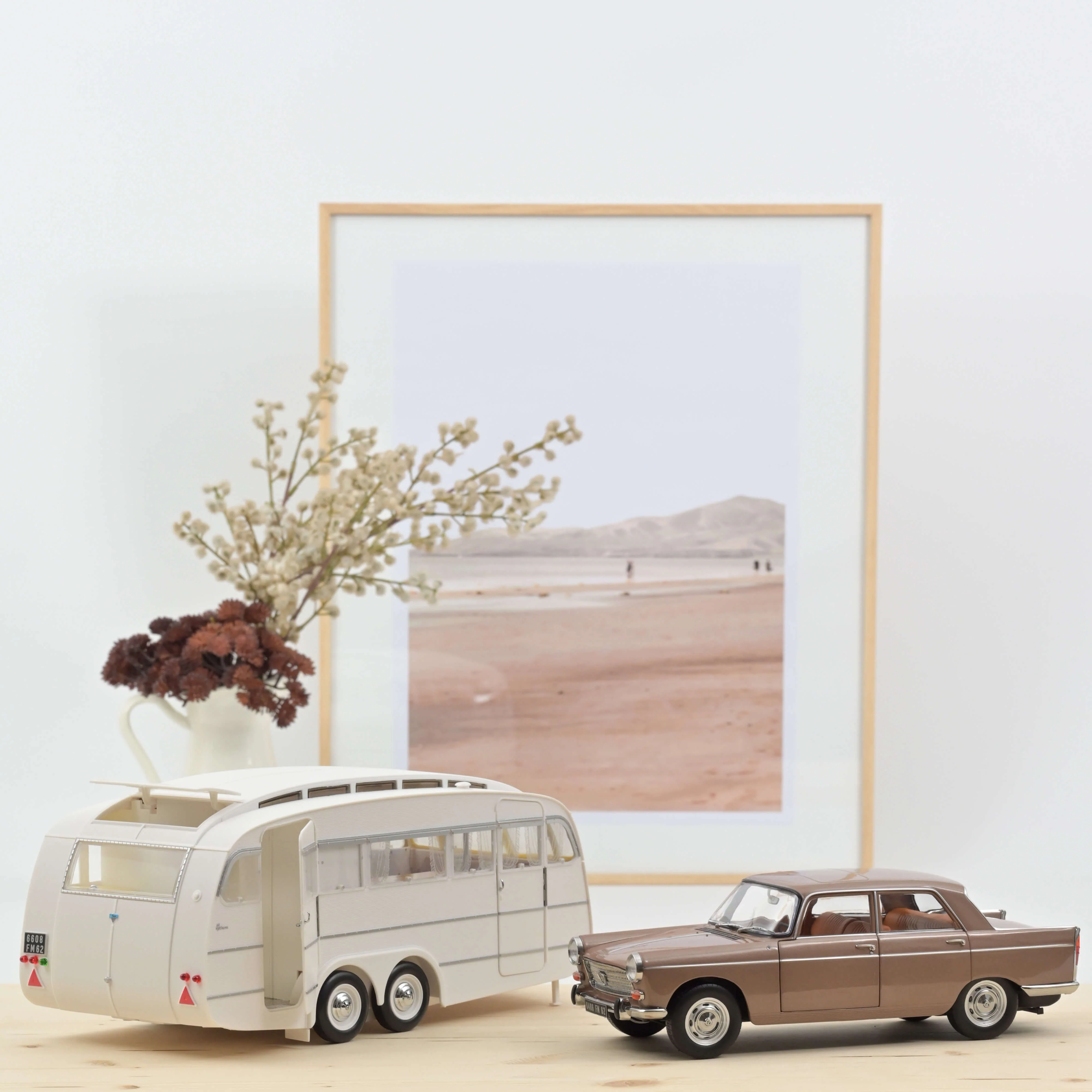Peugeot 404 1965 Marron métallisé avec Caravane Hénon 1/18 - Image 3