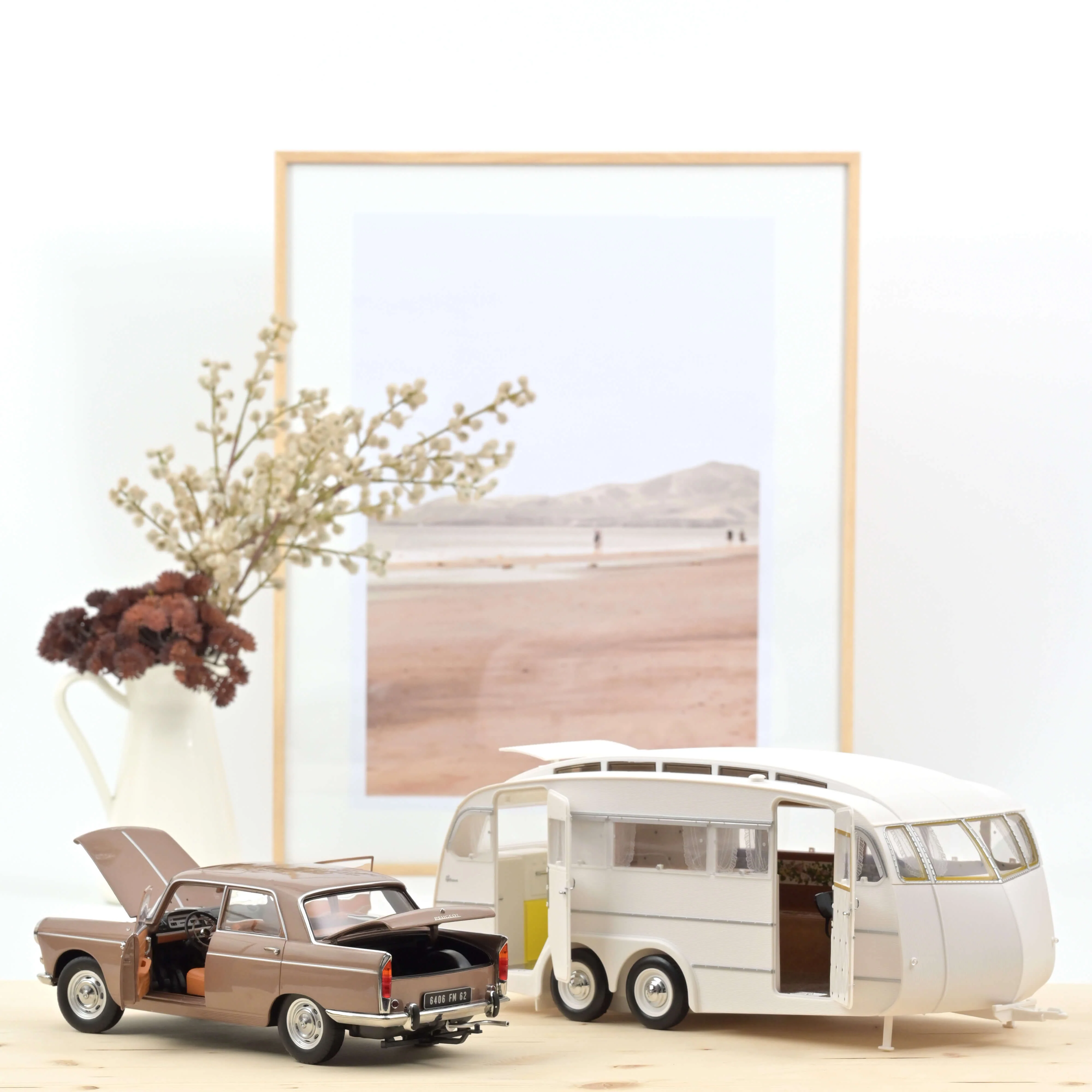 Peugeot 404 1965 Marron métallisé avec Caravane Hénon 1/18 - Image 4