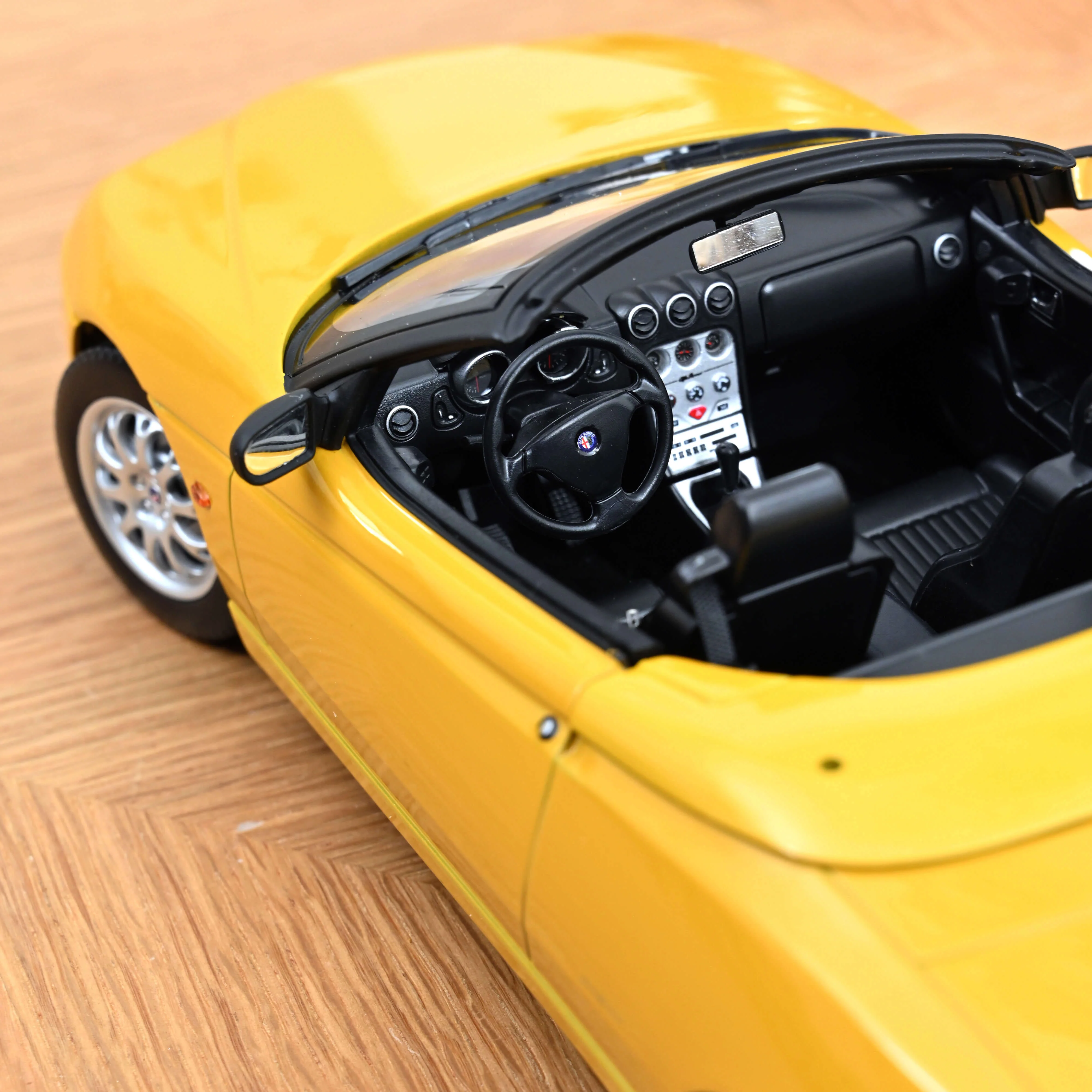 Alfa Romeo Spider 1999 Jaune Zoe métallisé 1/18 - 150pcs - Image 4