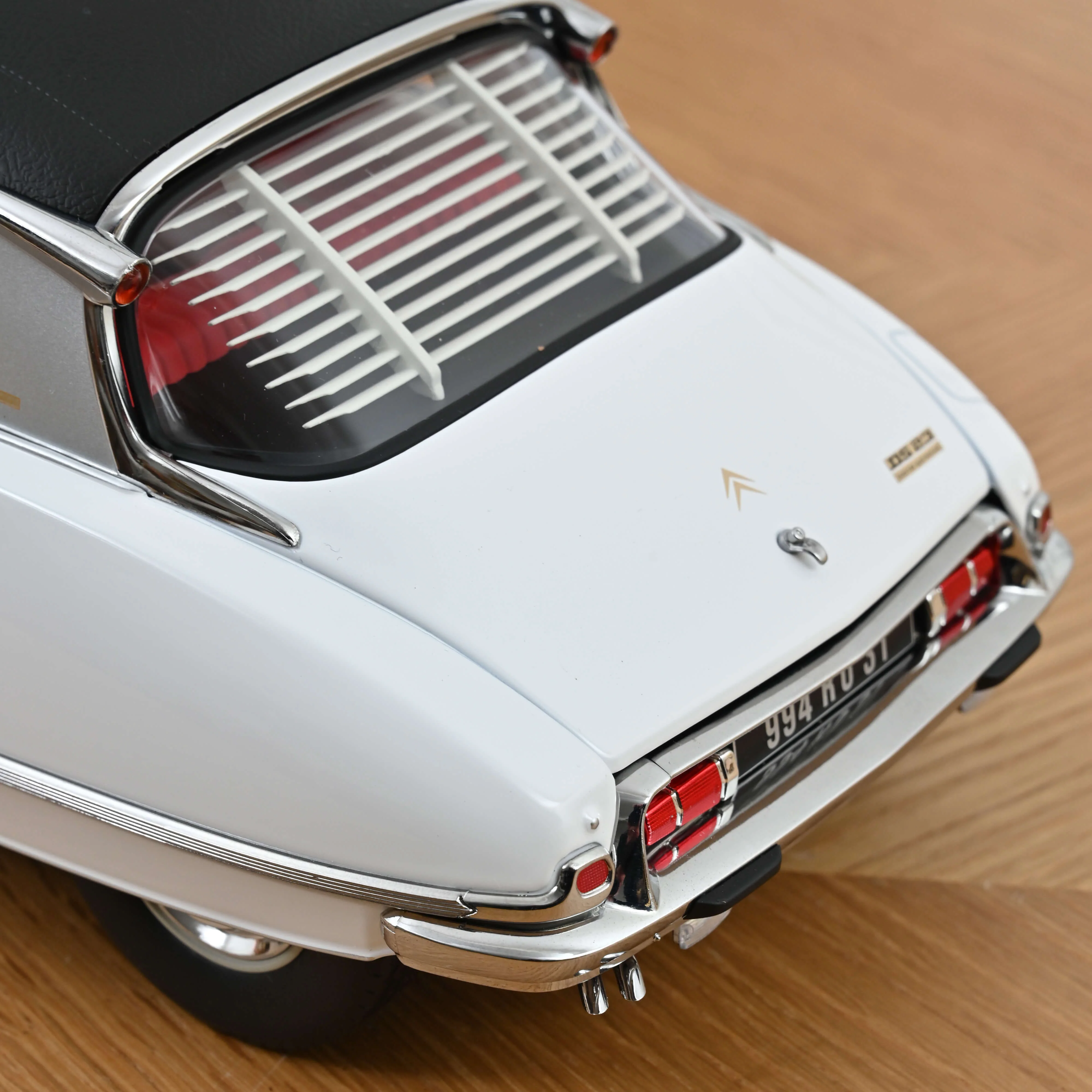 Citroën DS 23 Pallas 1973 Blanc et toit Vinyl Noir 1/12 - 200pcs - Image 4