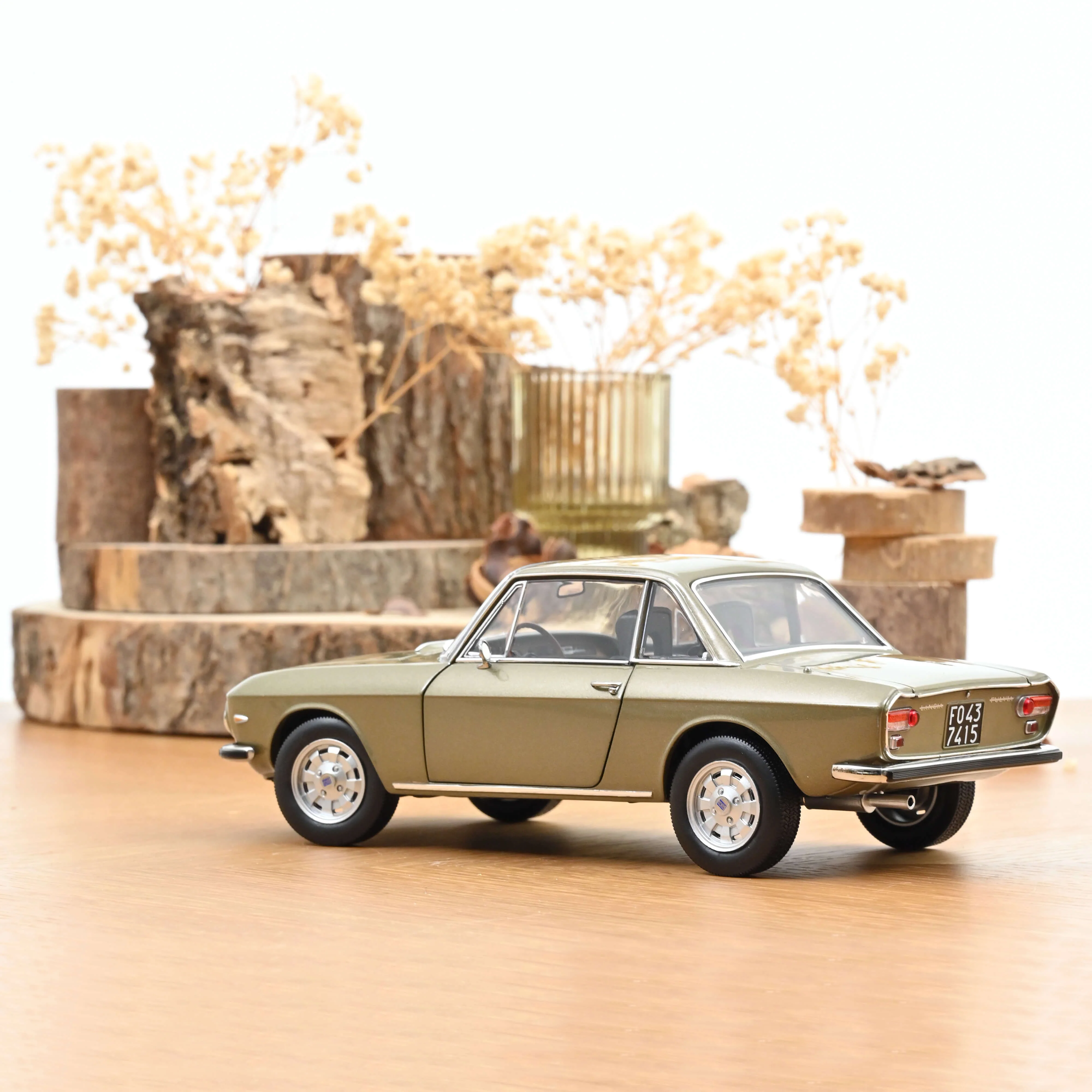 Lancia Fulvia 1971 Bronce Longchamps 1/18 - Image 3