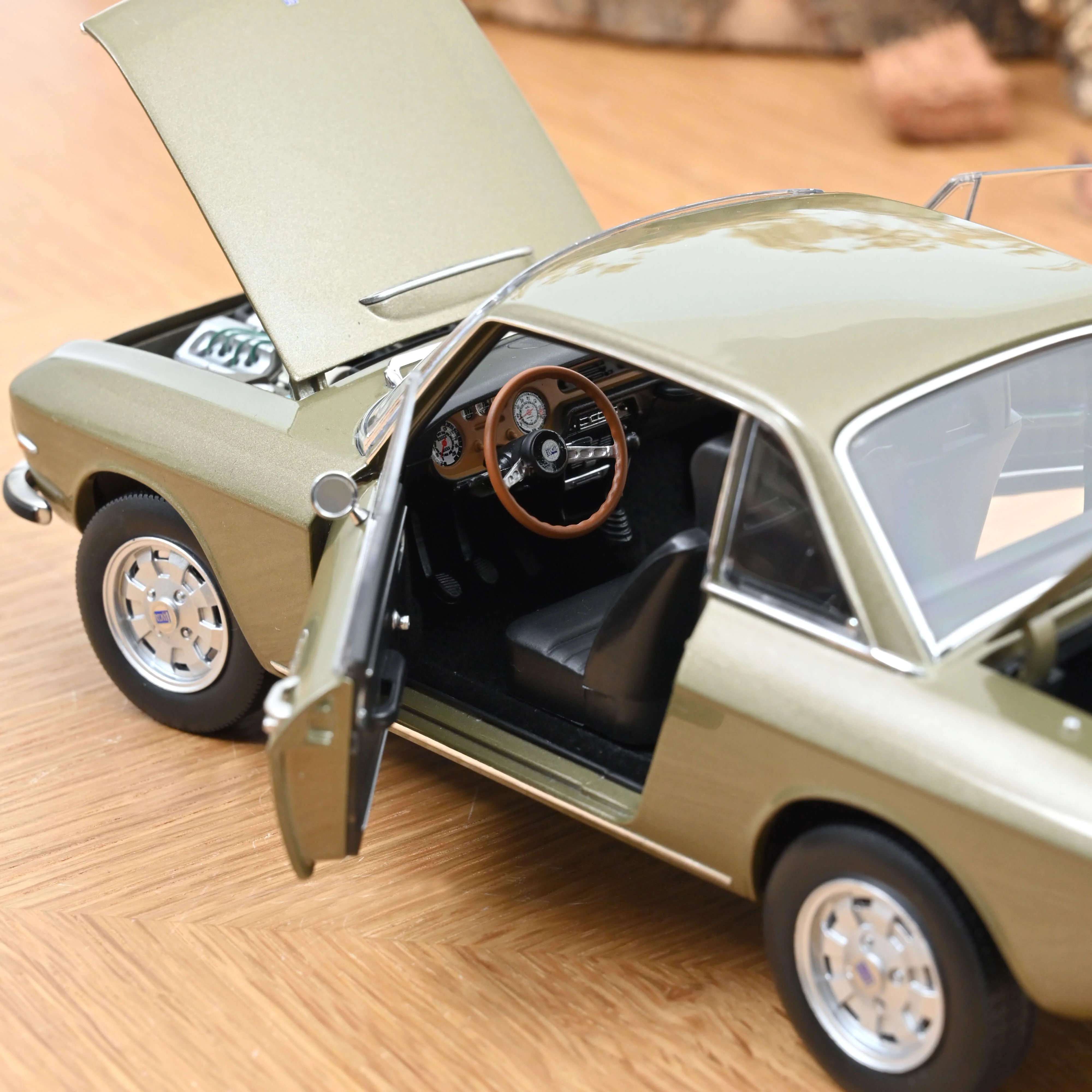 Lancia Fulvia 1971 Bronce Longchamps 1/18 - Image 4