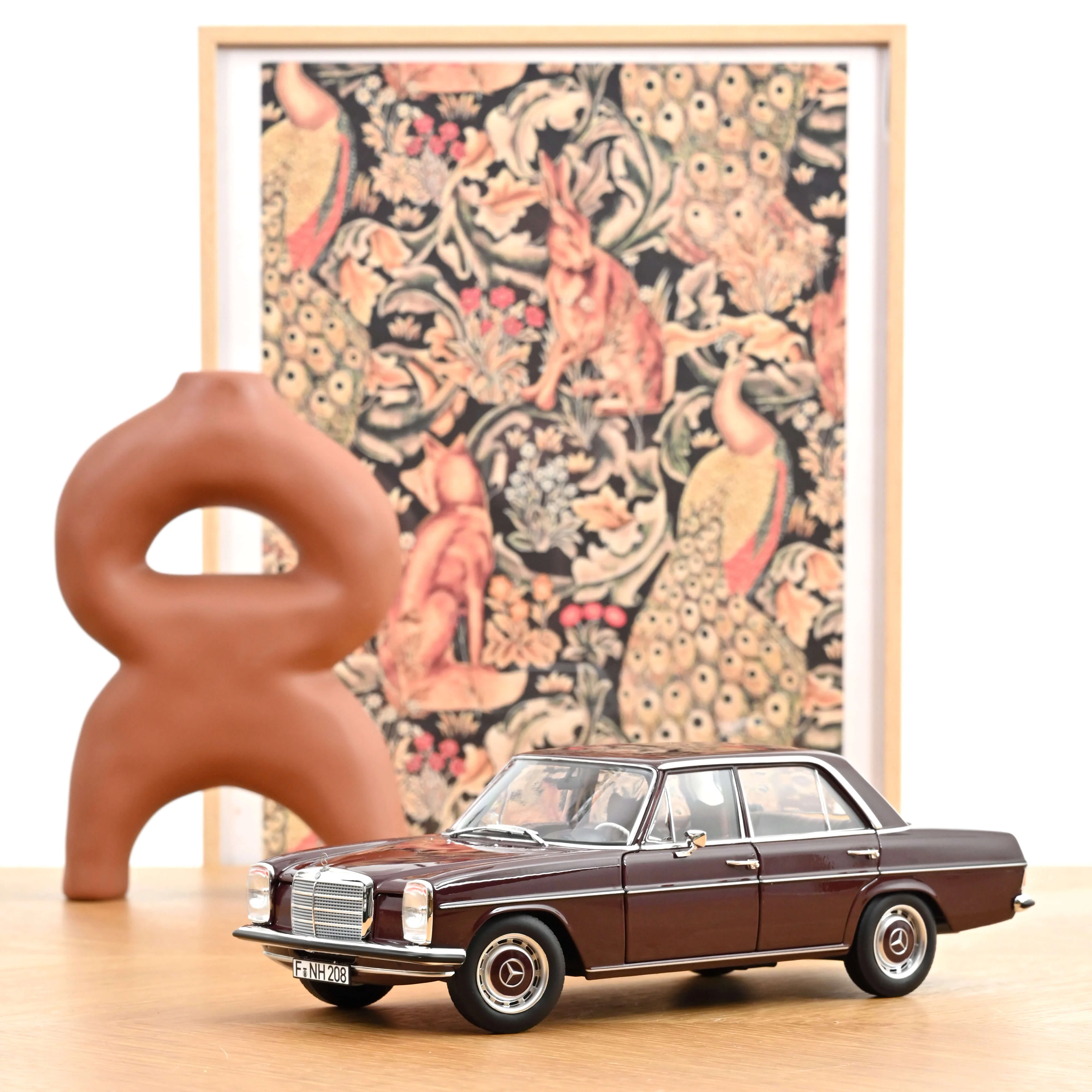 Mercedes-Benz 200 1968 Rougebrun foncé 1/18