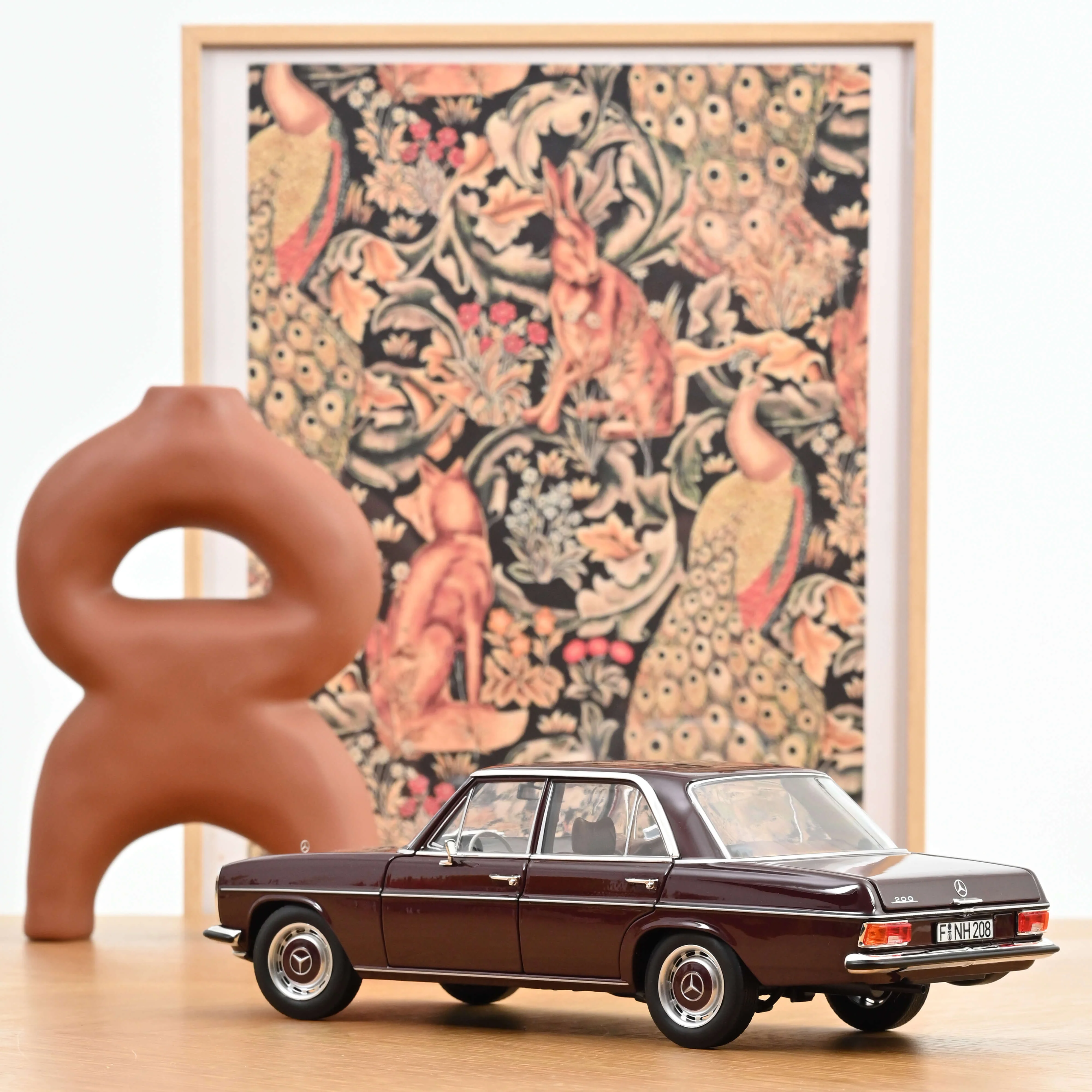 Mercedes-Benz 200 1968 Rougebrun foncé 1/18 - Image 3
