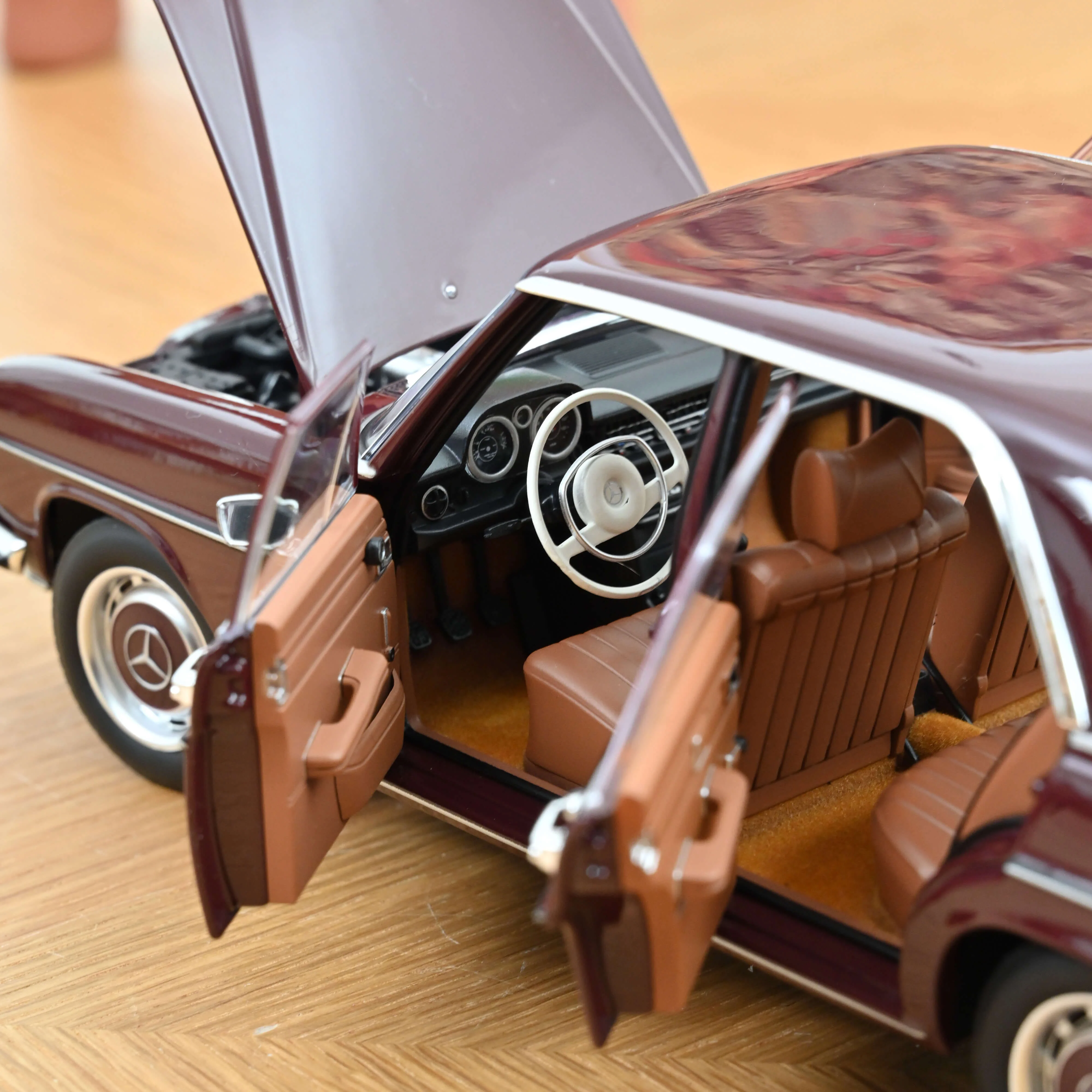 Mercedes-Benz 200 1968 Rougebrun foncé 1/18 - Image 4