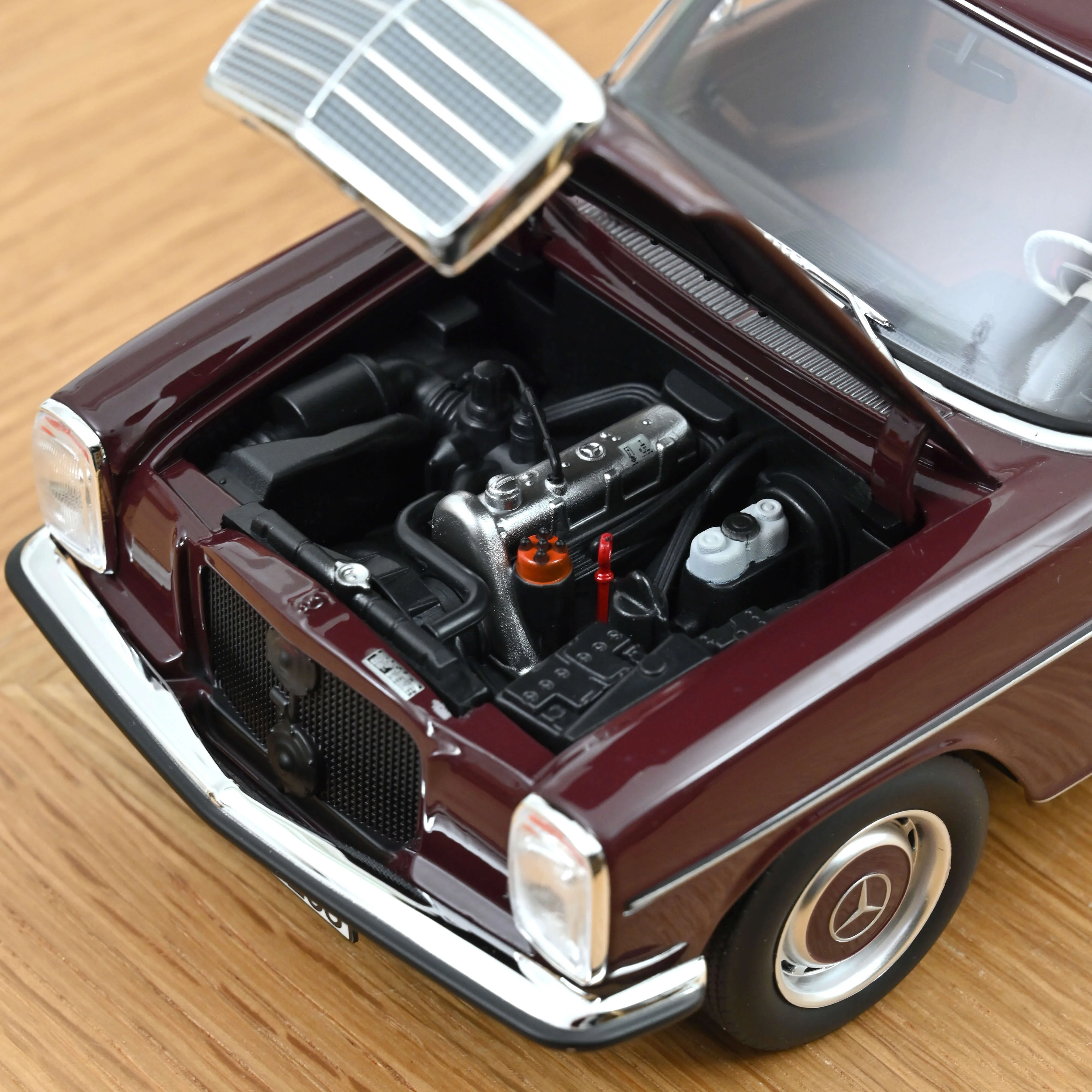 Mercedes-Benz 200 1968 Rougebrun foncé 1/18 - Image 5
