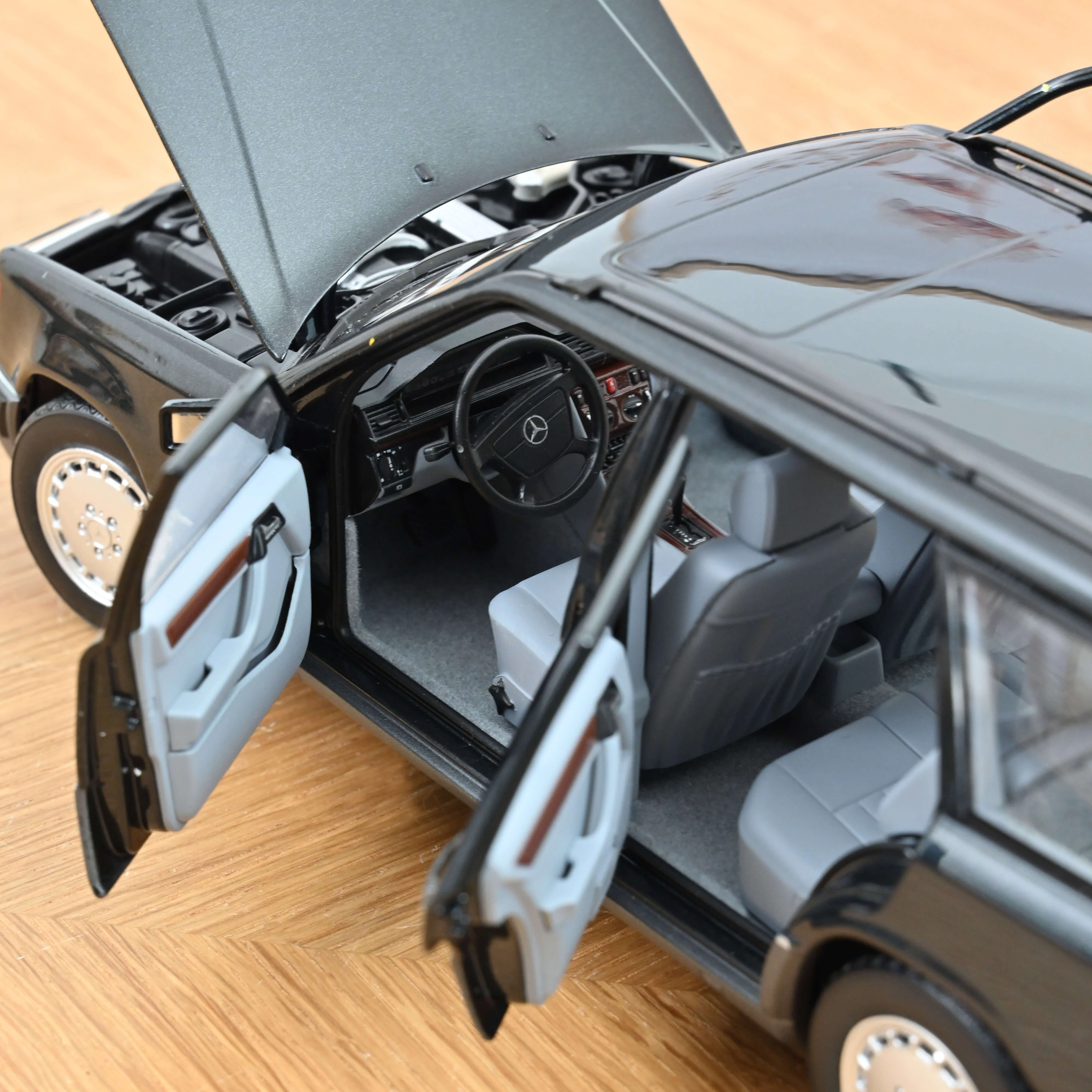 Mercedes-Benz 300 D Modele T 1990 Bleu-Noir métallisé 1/18 - Image 4