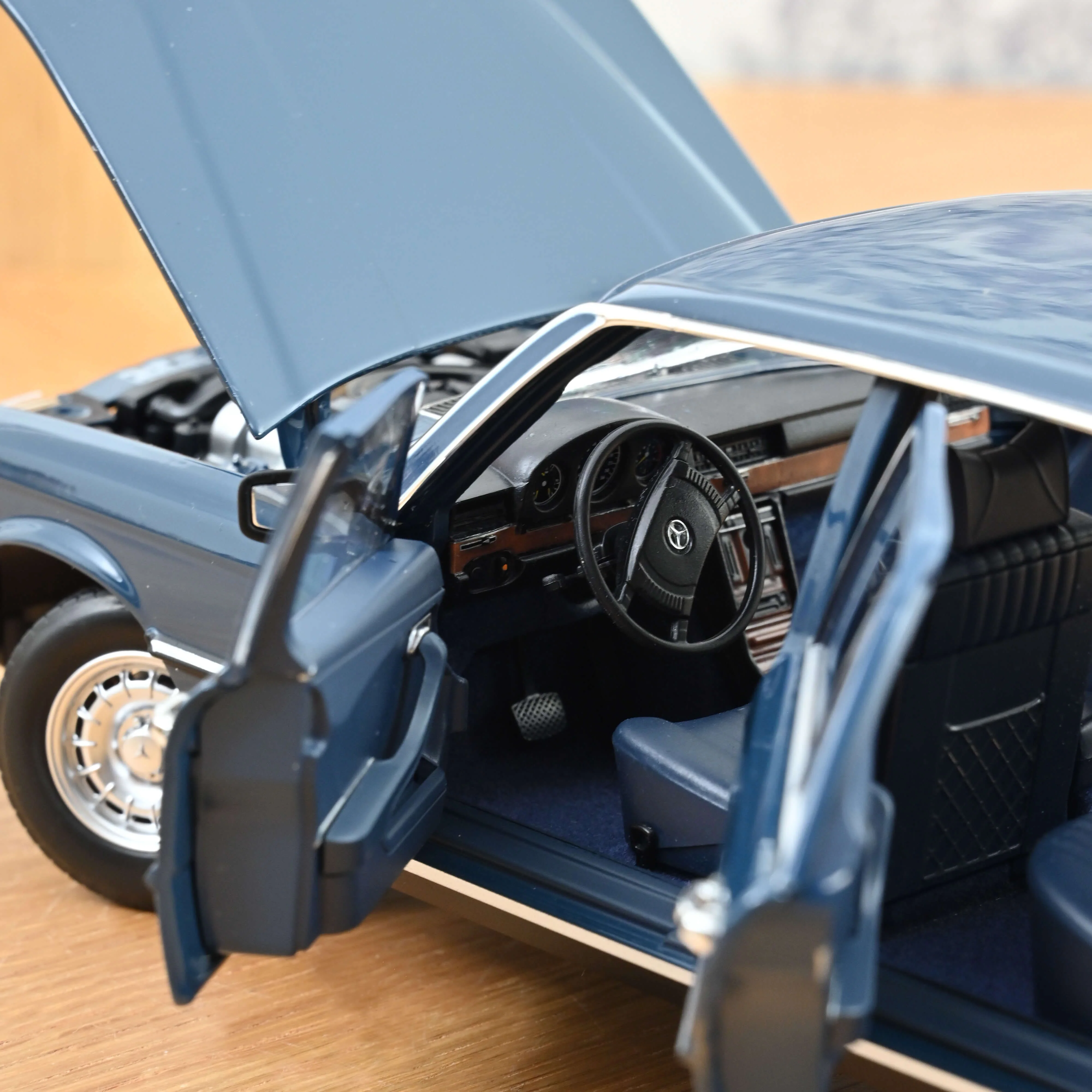 Mercedes-Benz 350 SEL 1979 Bleu Hansa 1/18 - Image 4
