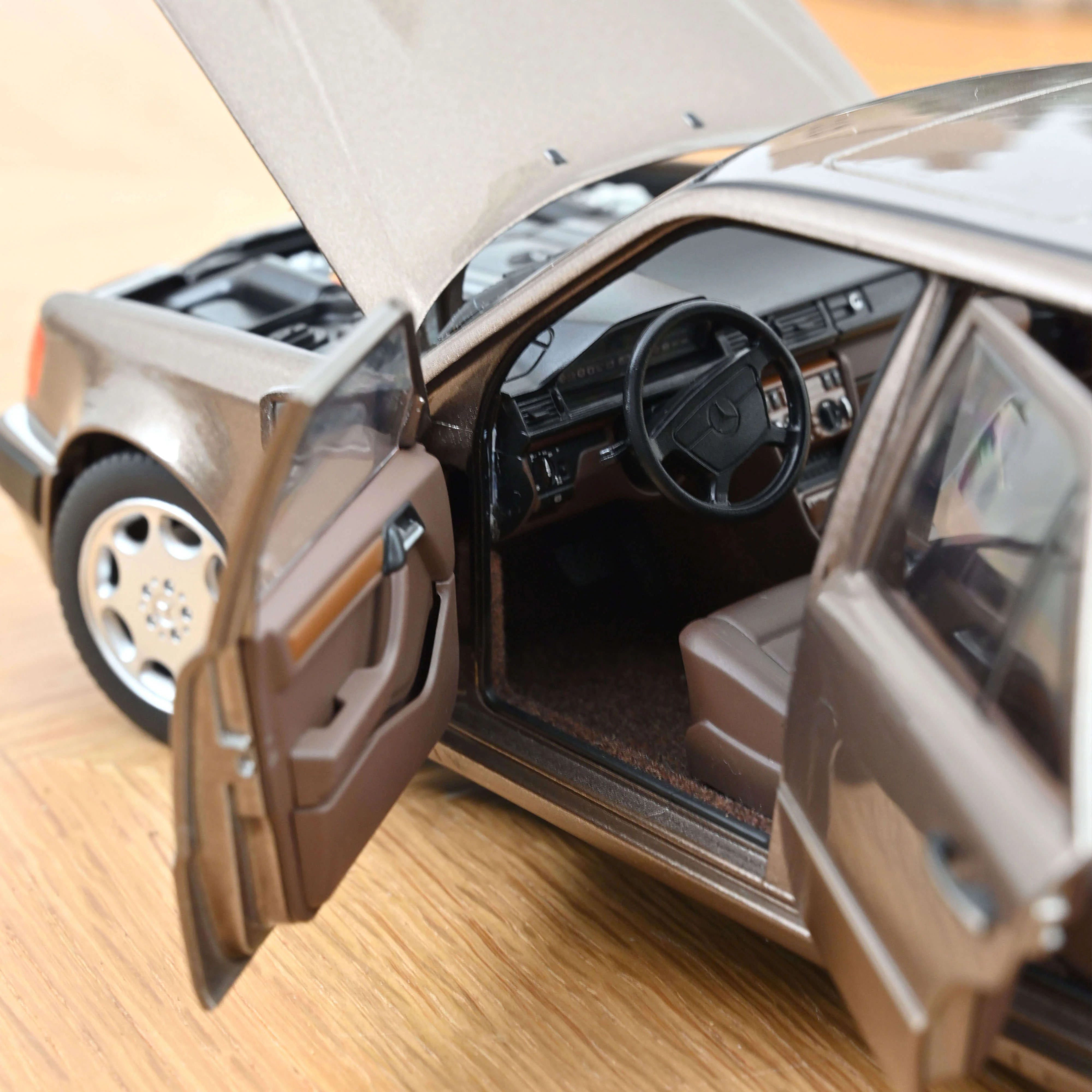 Mercedes-Benz 500 E 1990 Impala métallisé 1/18 - Image 5
