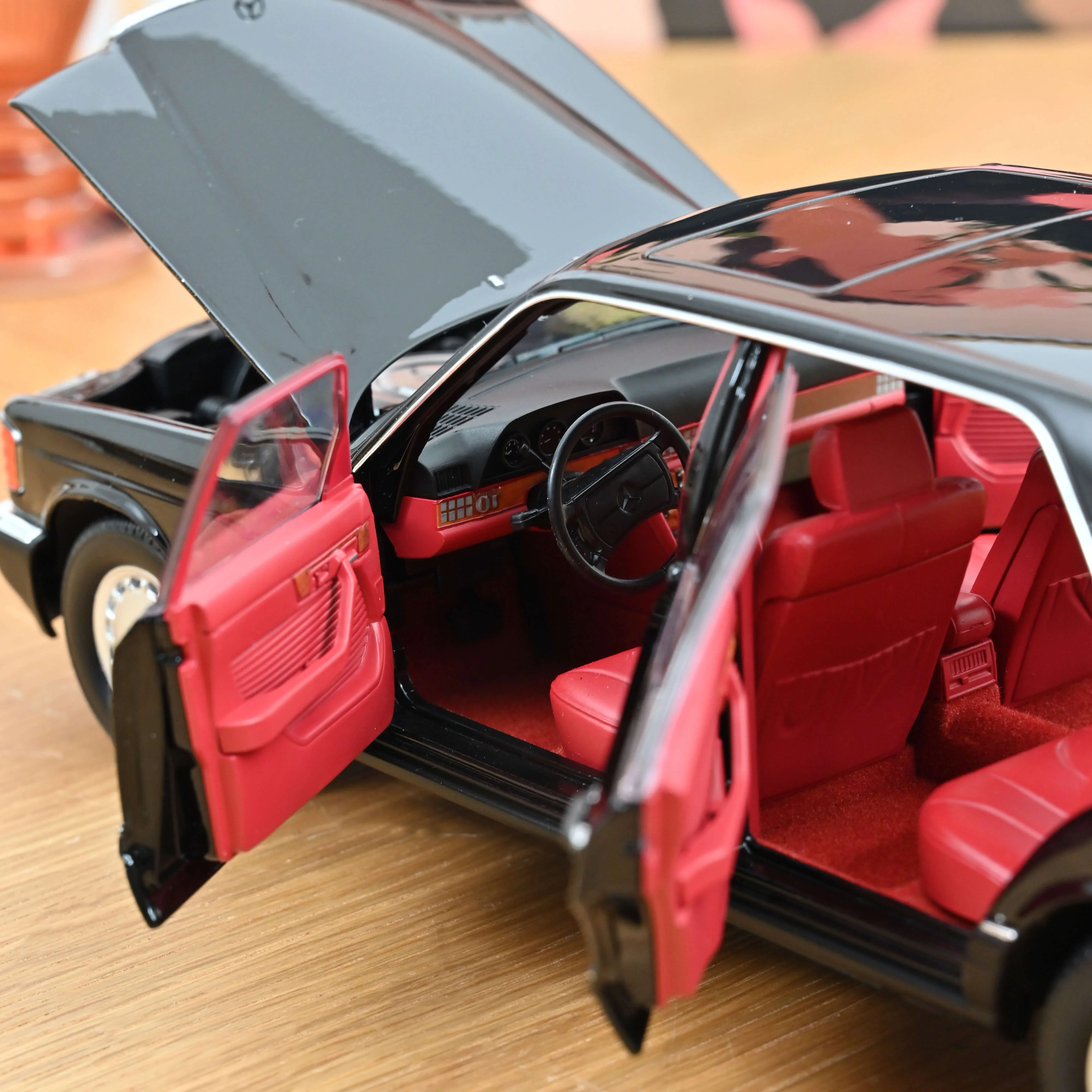 Mercedes-Benz 560 SEL 1991 Noir 1/18 - Image 4