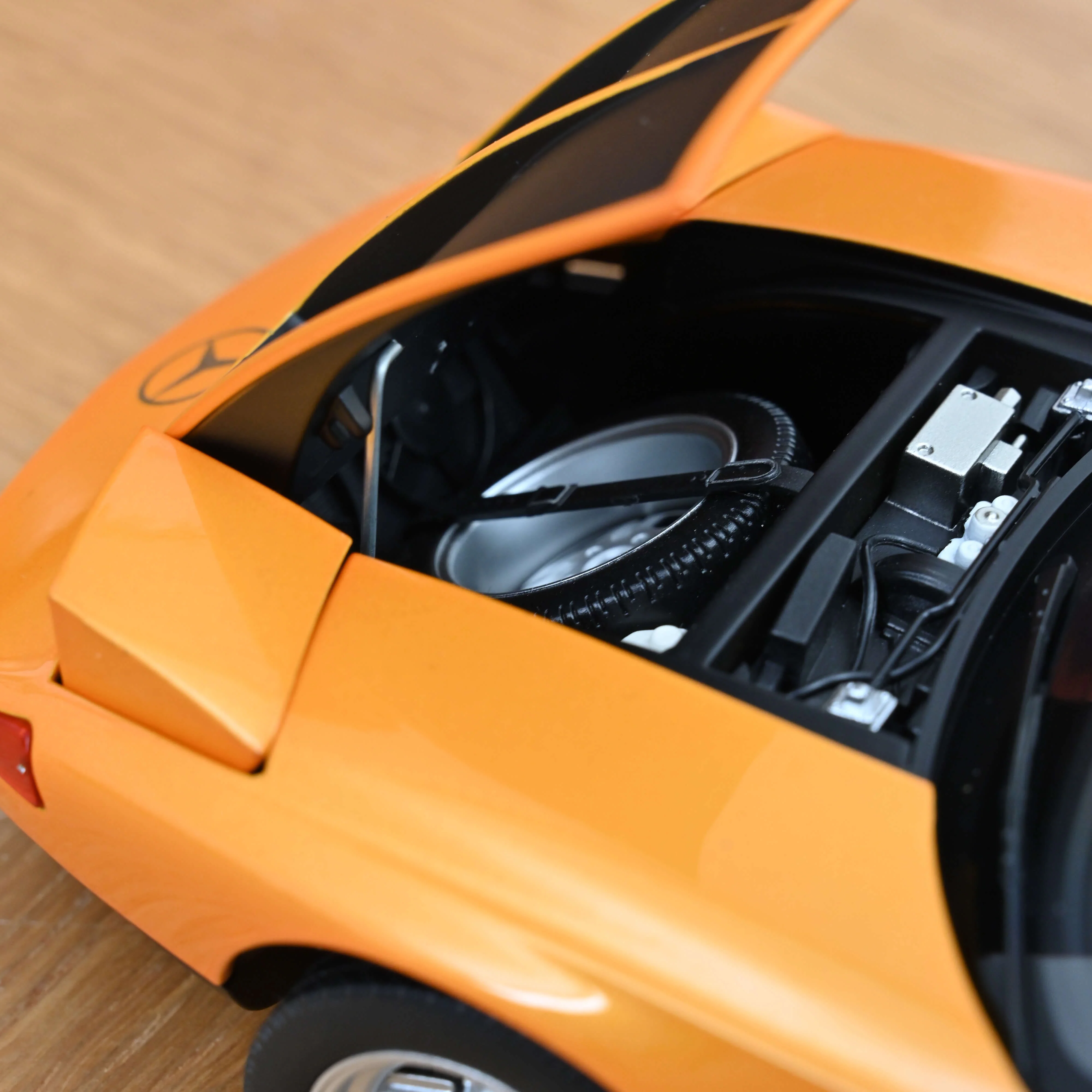 Mercedes-Benz C 111 / II 1970 Weissherbs métallisé 1/18 - Image 7