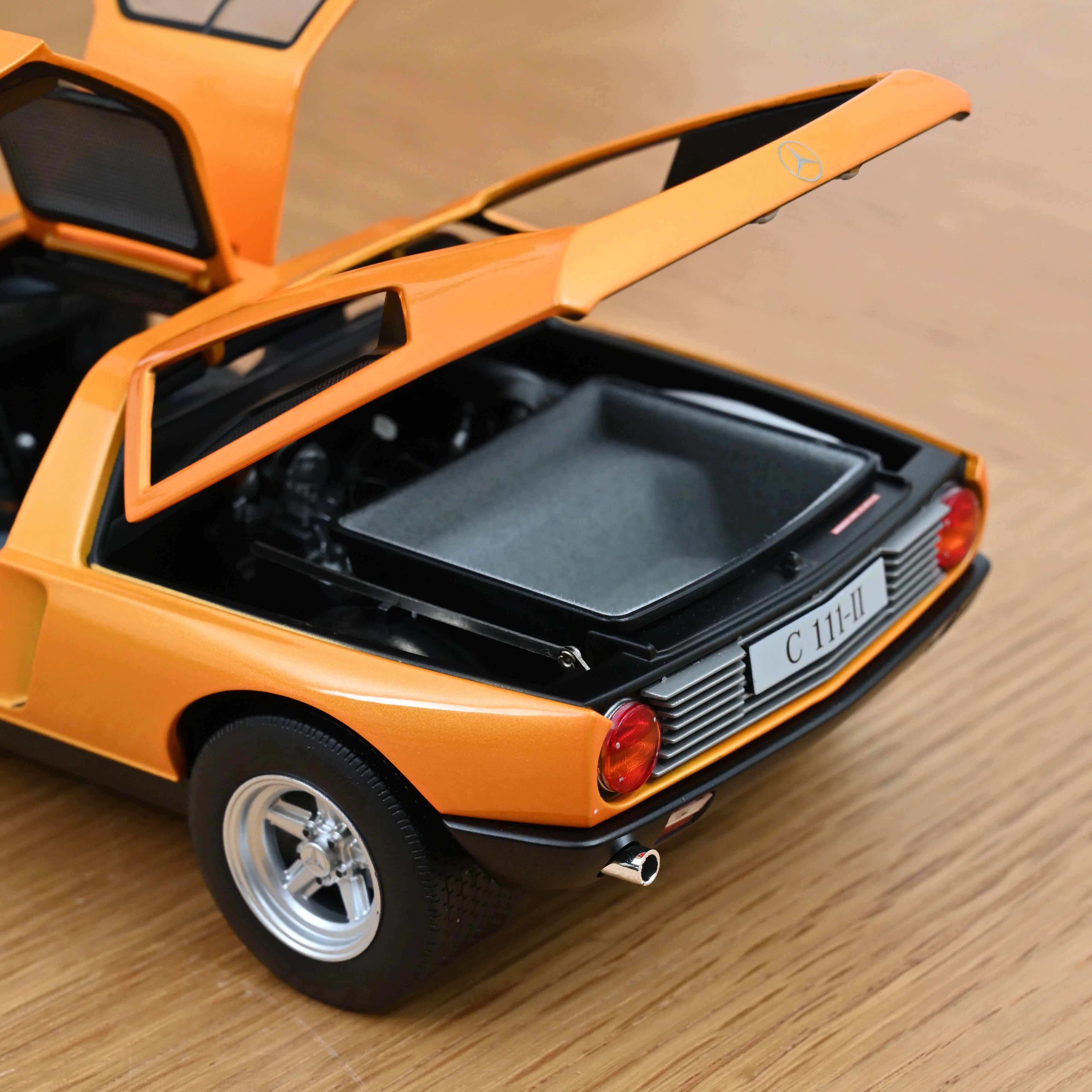 Mercedes-Benz C 111 / II 1970 Weissherbs métallisé 1/18 - Image 9