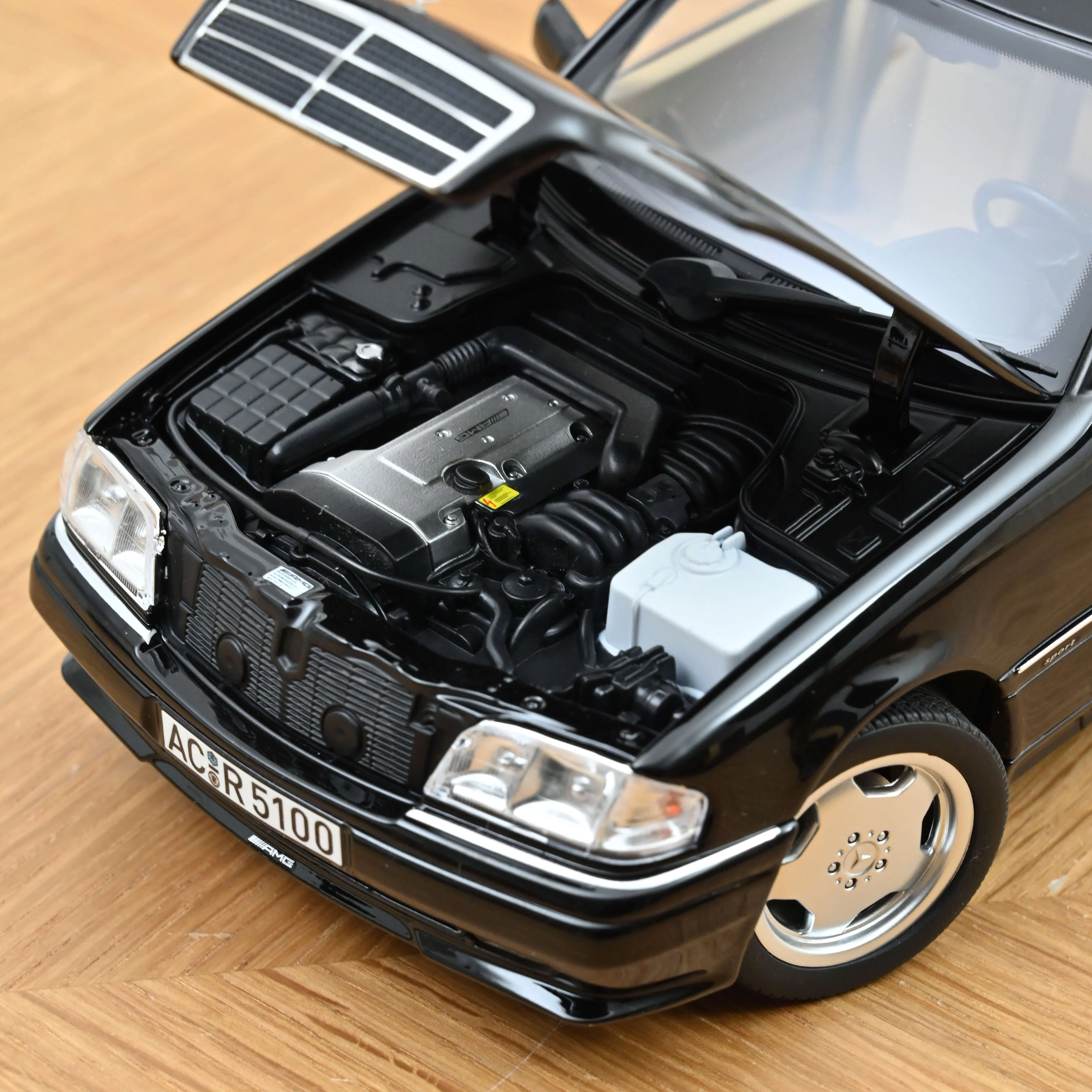 Mercedes-Benz C36 AMG 1993 Noir Obsidian métallisé 1/18 - Image 4