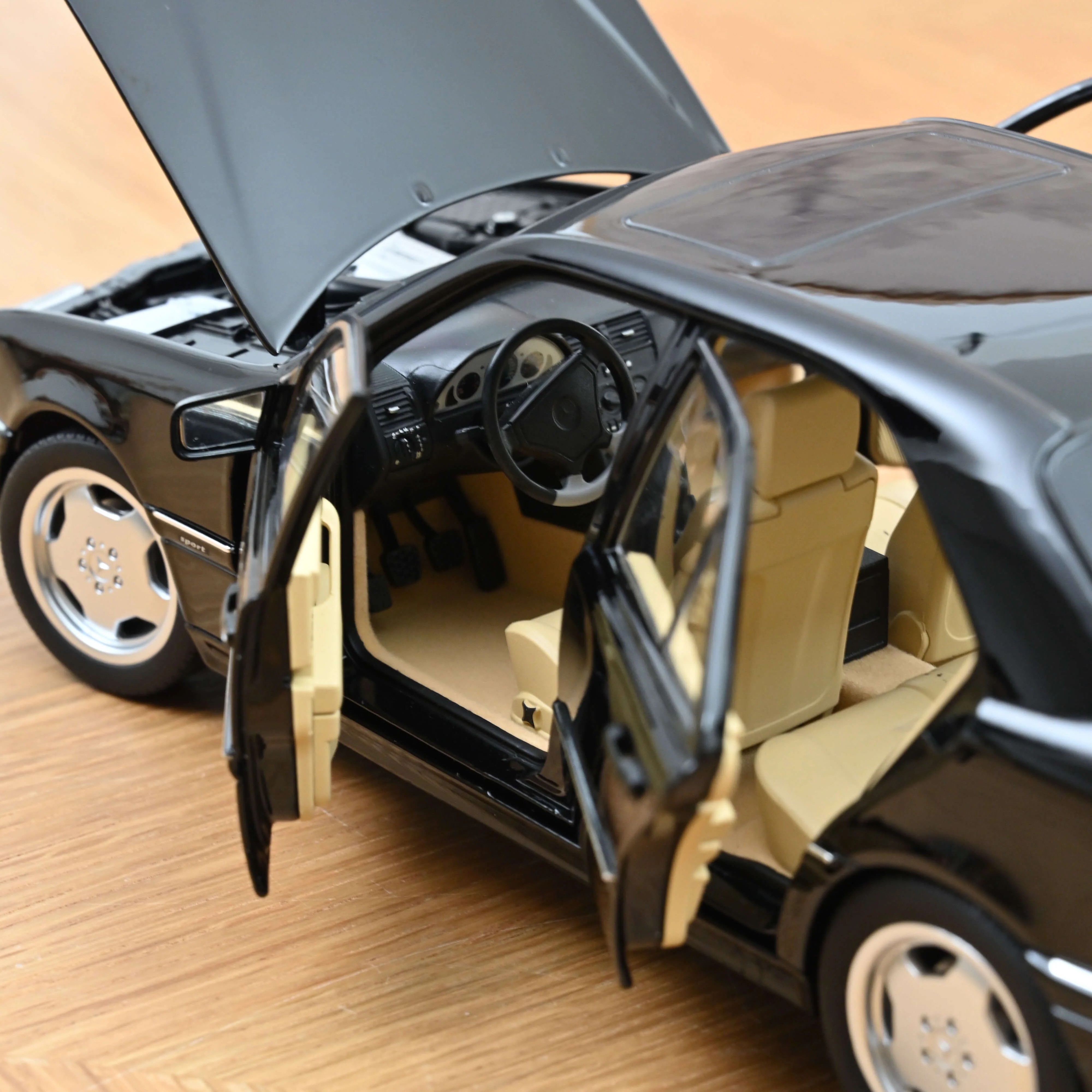 Mercedes-Benz C36 AMG 1993 Noir Obsidian métallisé 1/18 - Image 5