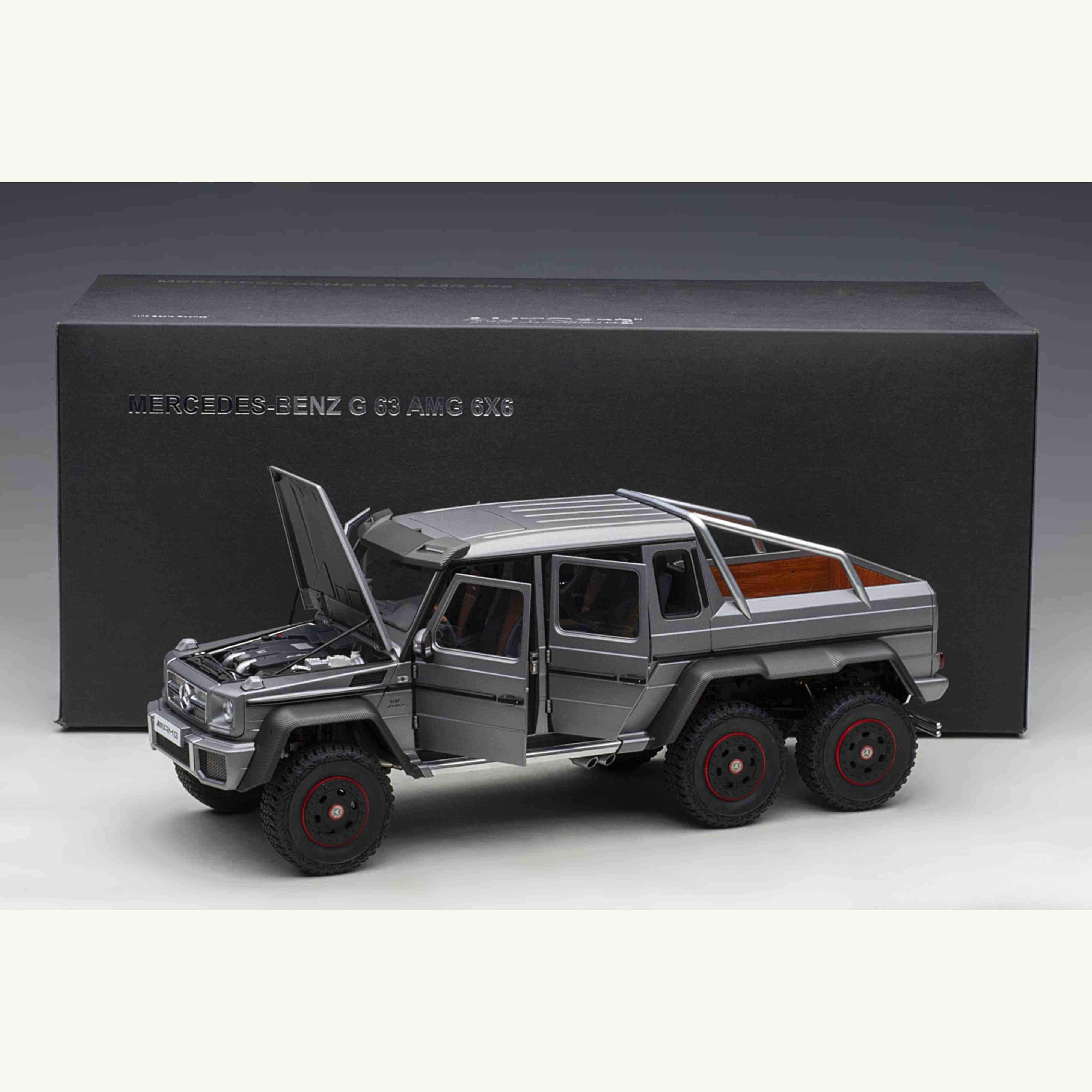 Mercedes-Benz G 63 AMG 6x6 2013 Designo Platinum Magno / Gris 1/18 - Image 10