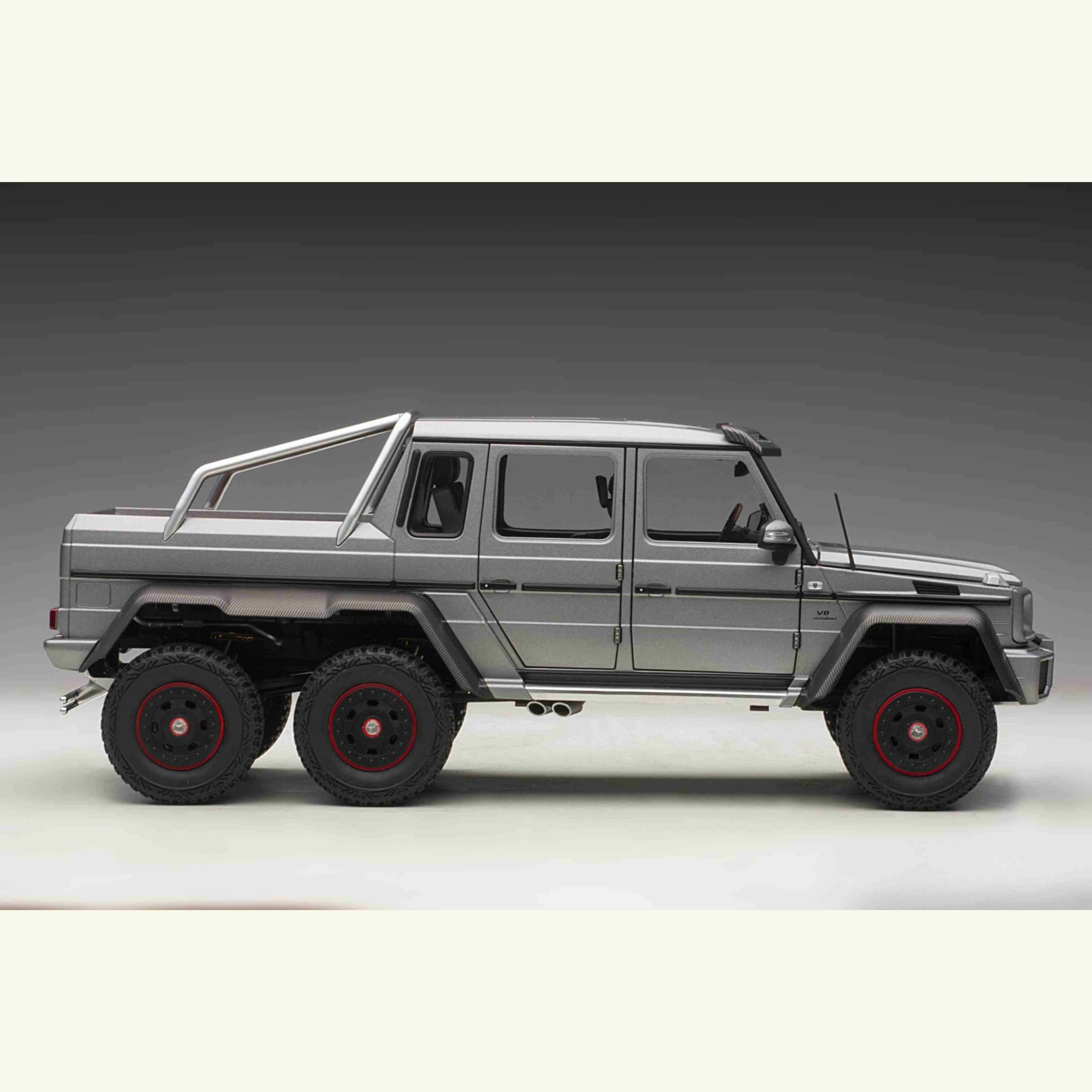 Mercedes-Benz G 63 AMG 6x6 2013 Designo Platinum Magno / Gris 1/18 - Image 3