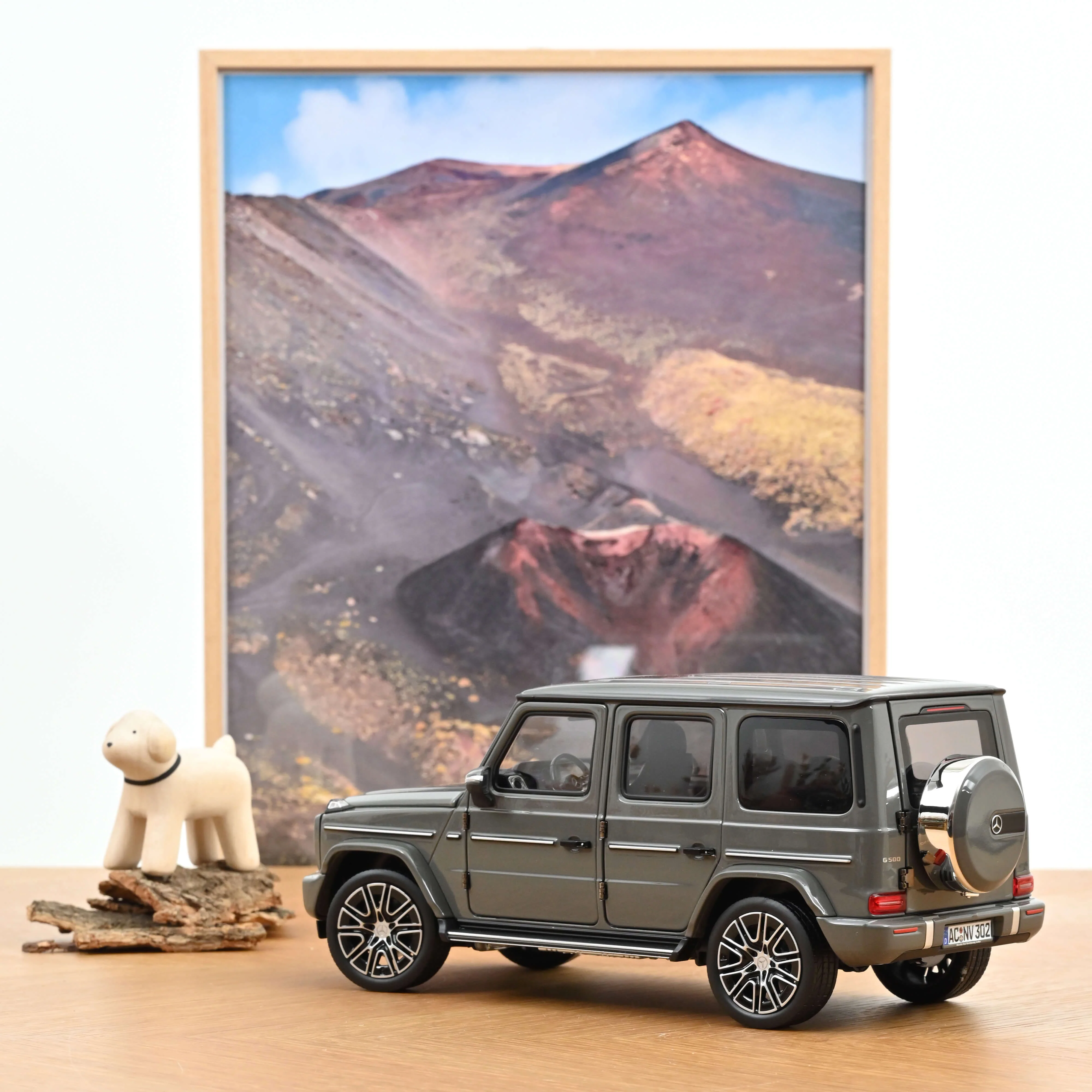 Mercedes-Benz G-Class 2024 Gris Classic 1/18 - Image 3