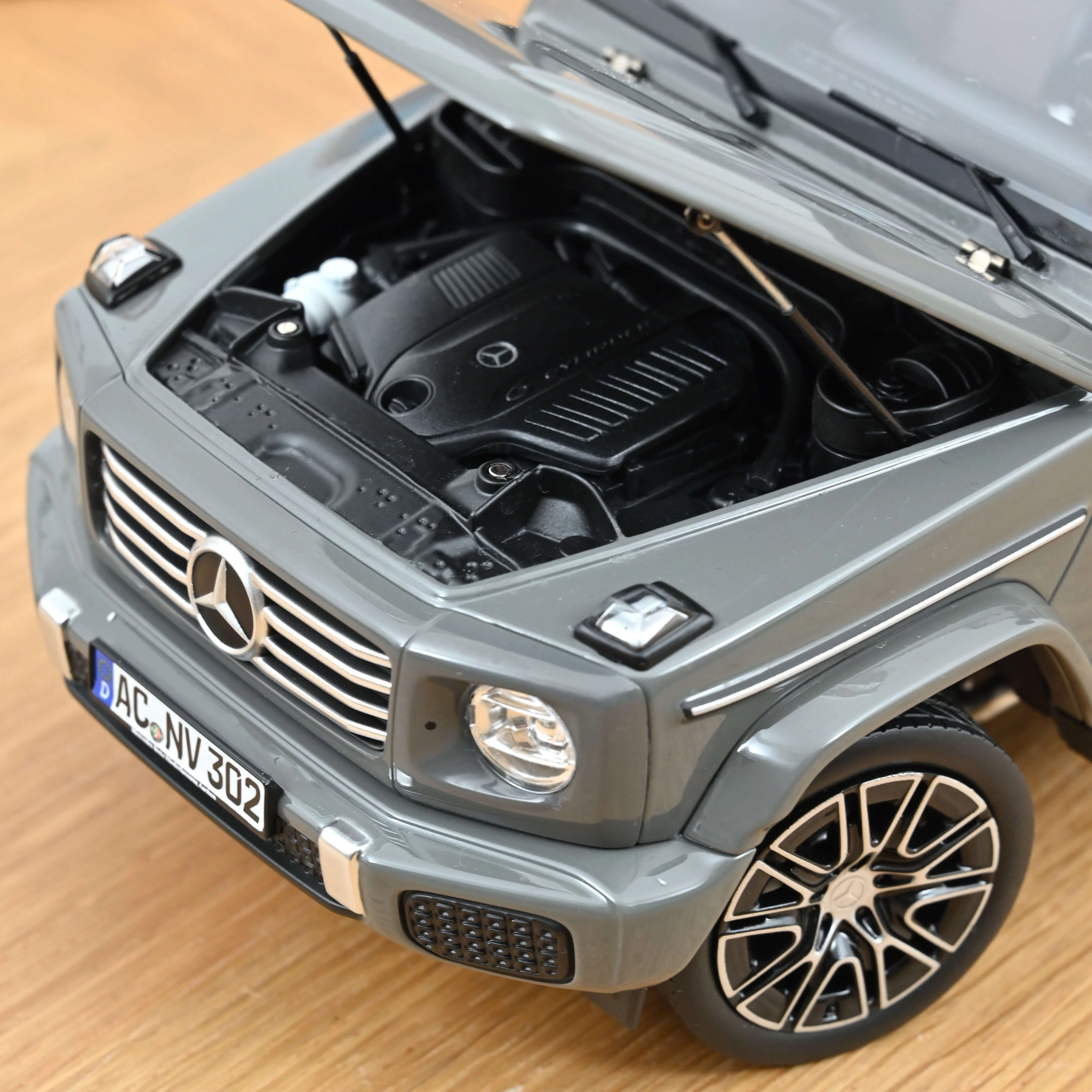 Mercedes-Benz G-Class 2024 Gris Classic 1/18 - Image 4