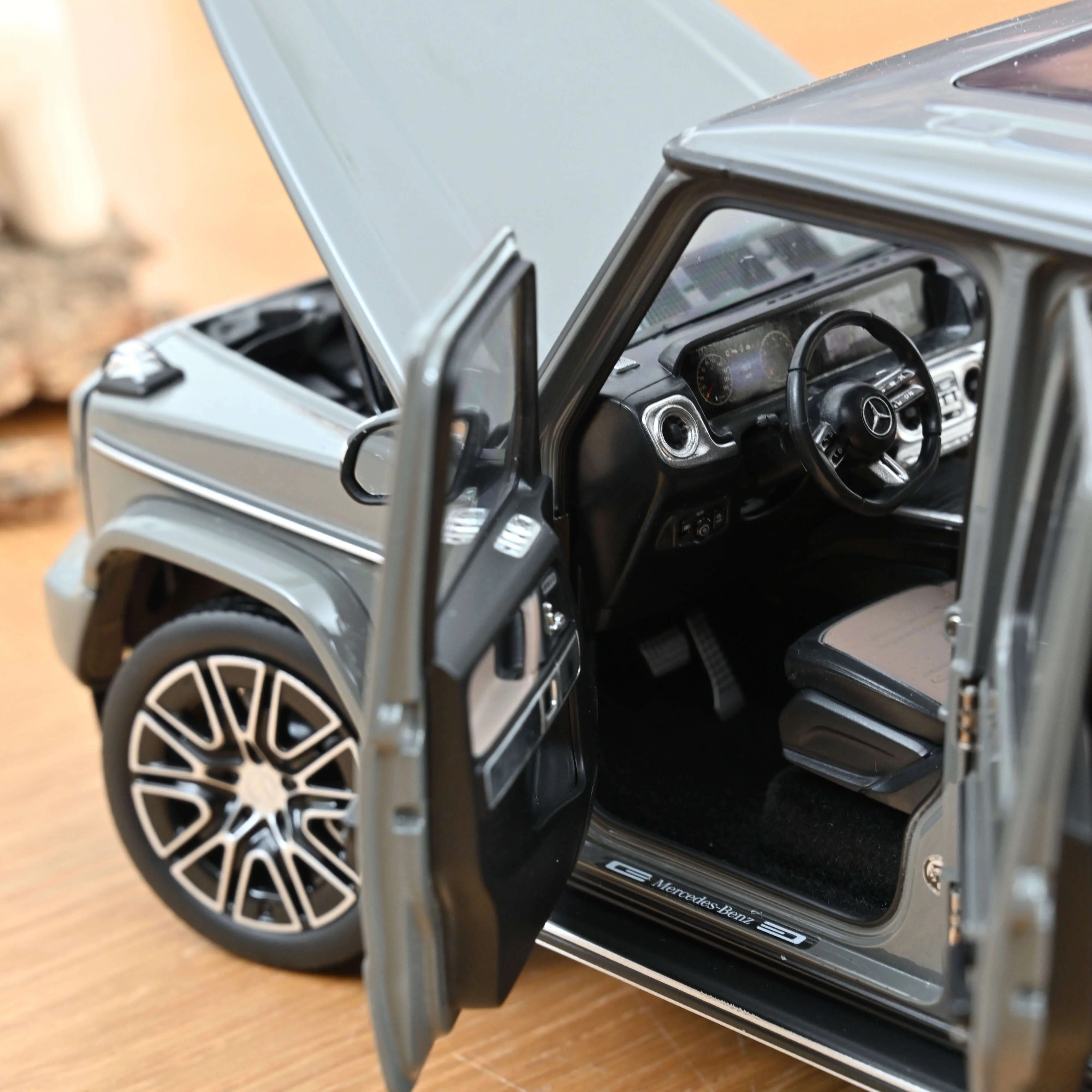Mercedes-Benz G-Class 2024 Gris Classic 1/18 - Image 5