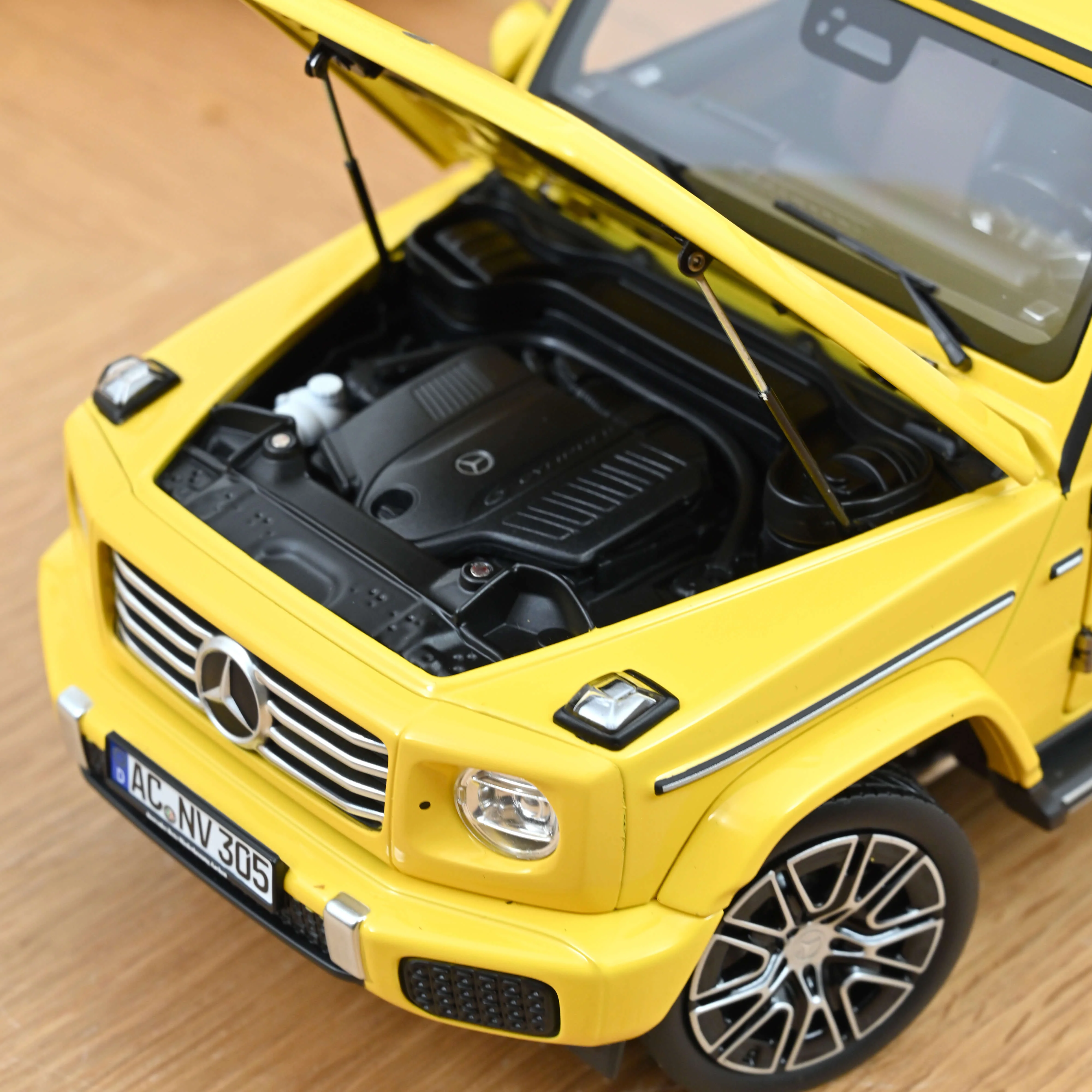 Mercedes-Benz G-Class 2024 Jaune Soleil 1/18 - Image 4
