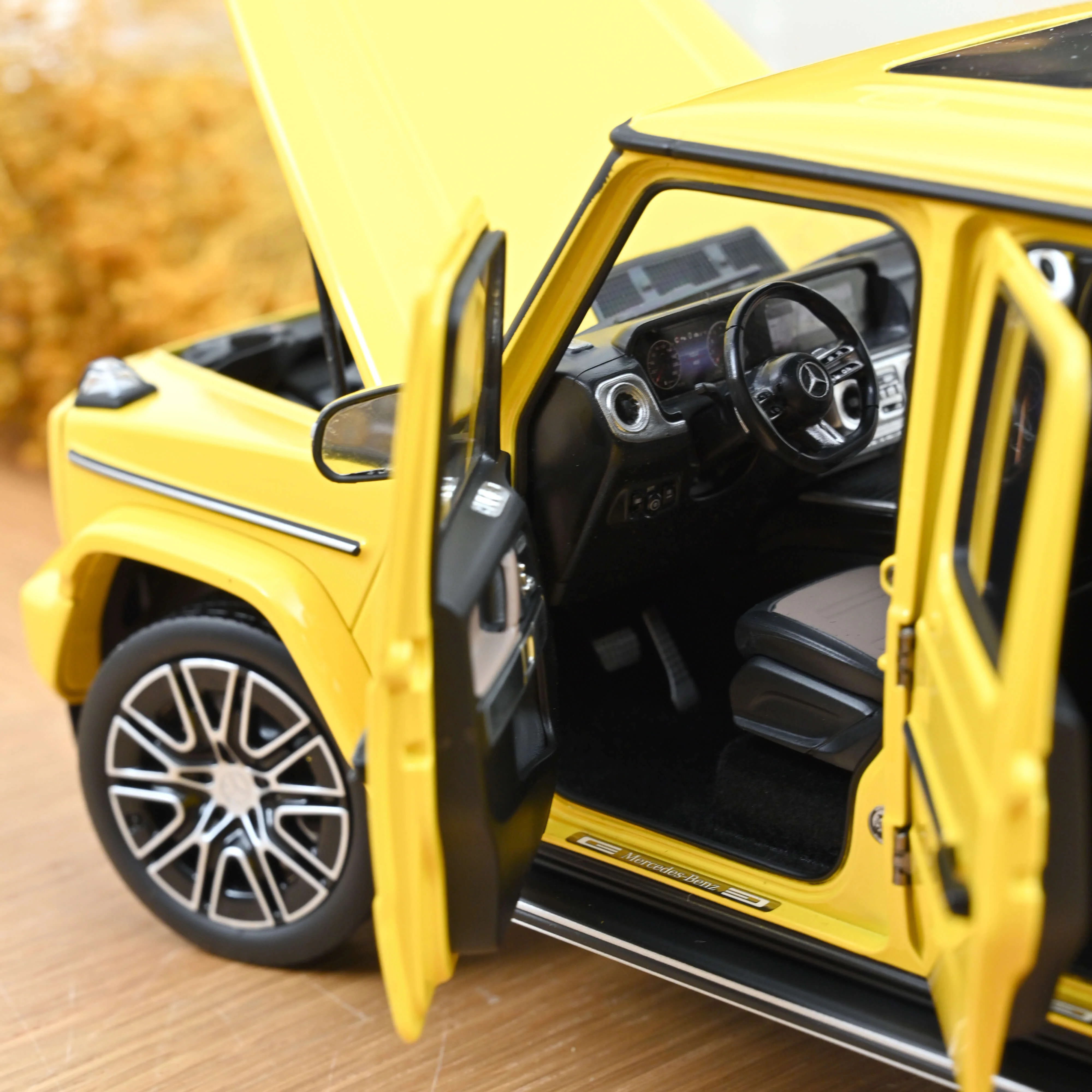 Mercedes-Benz G-Class 2024 Jaune Soleil 1/18 - Image 5