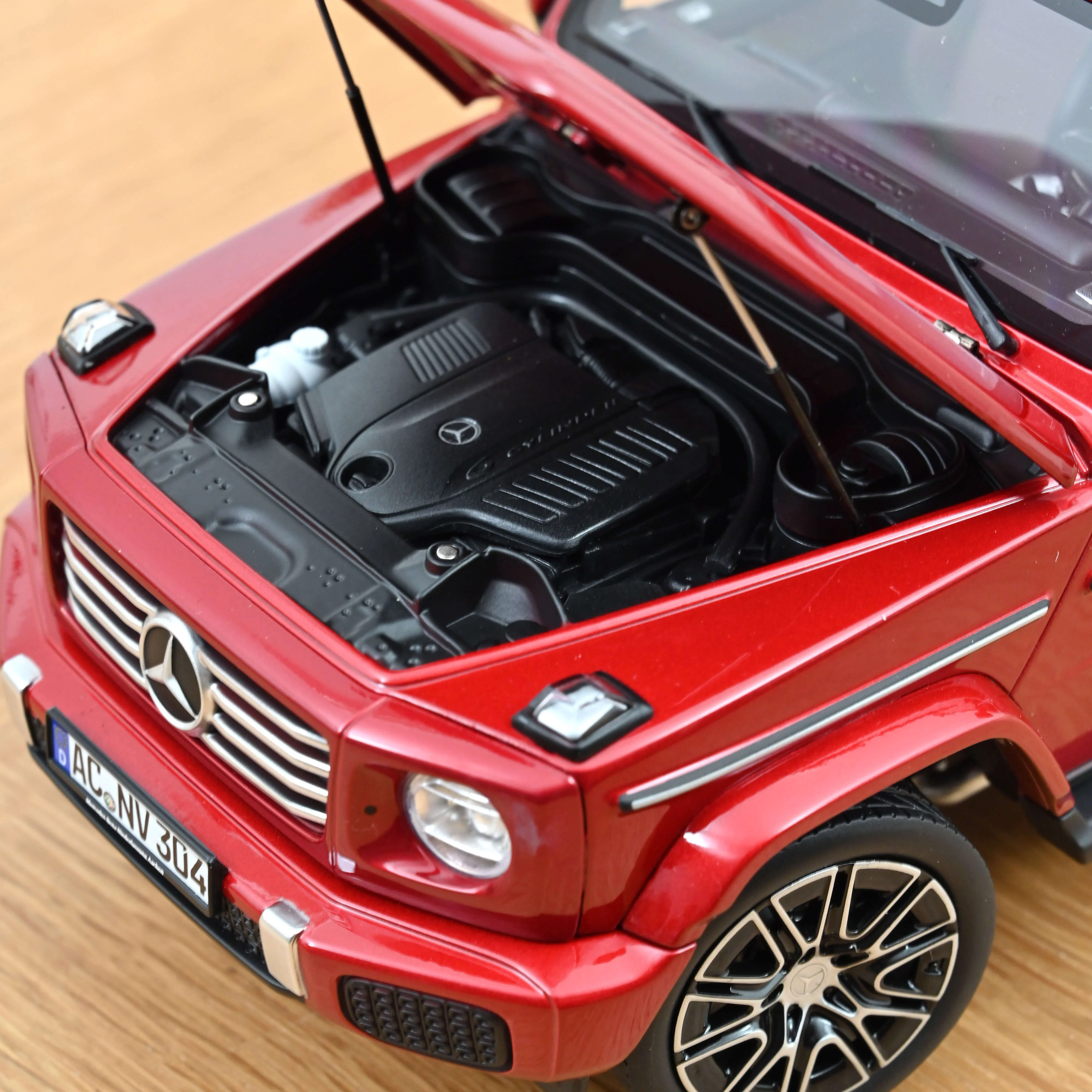 Mercedes-Benz G-Class 2024 Rouge Hyacinth 1/18 - Image 4