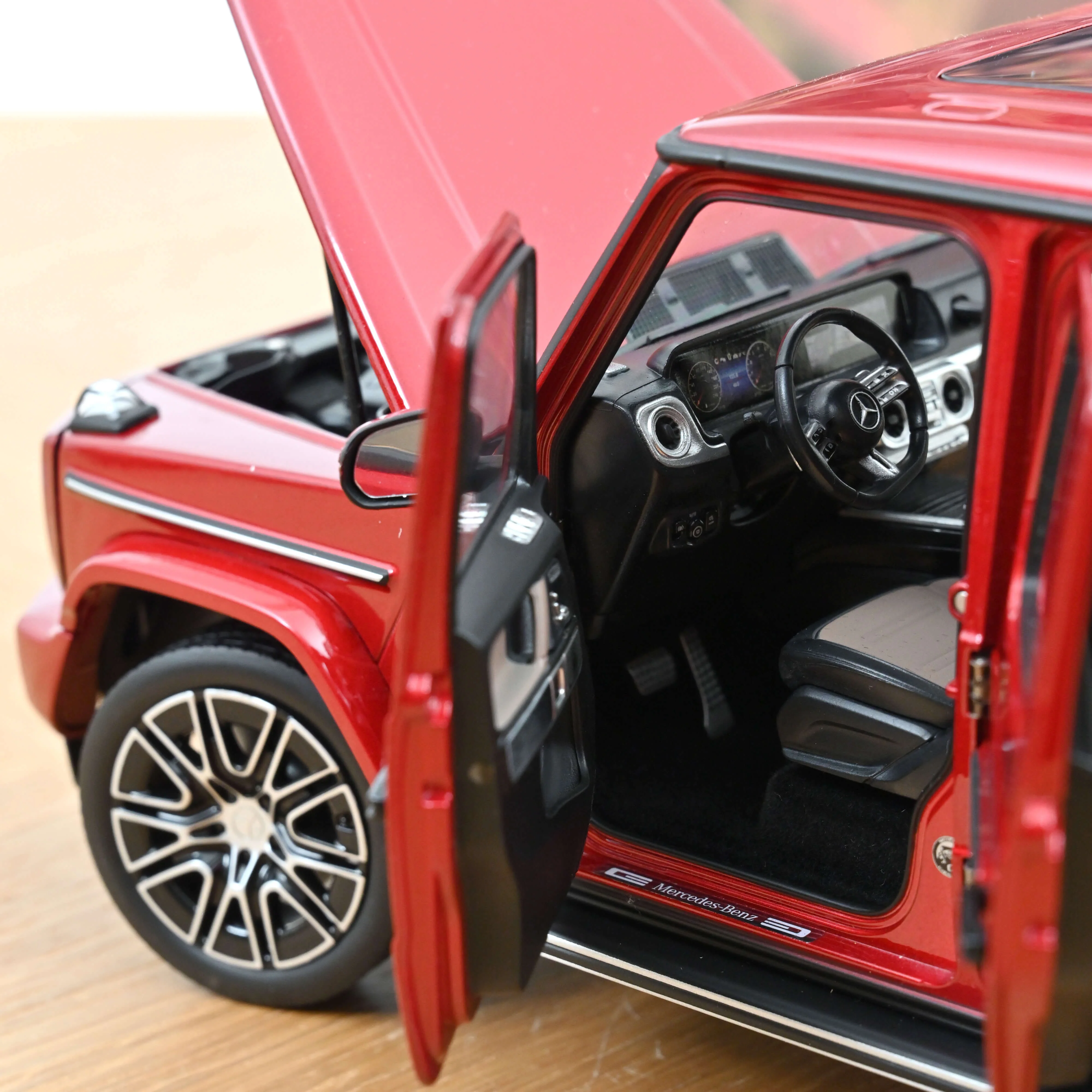 Mercedes-Benz G-Class 2024 Rouge Hyacinth 1/18 - Image 5