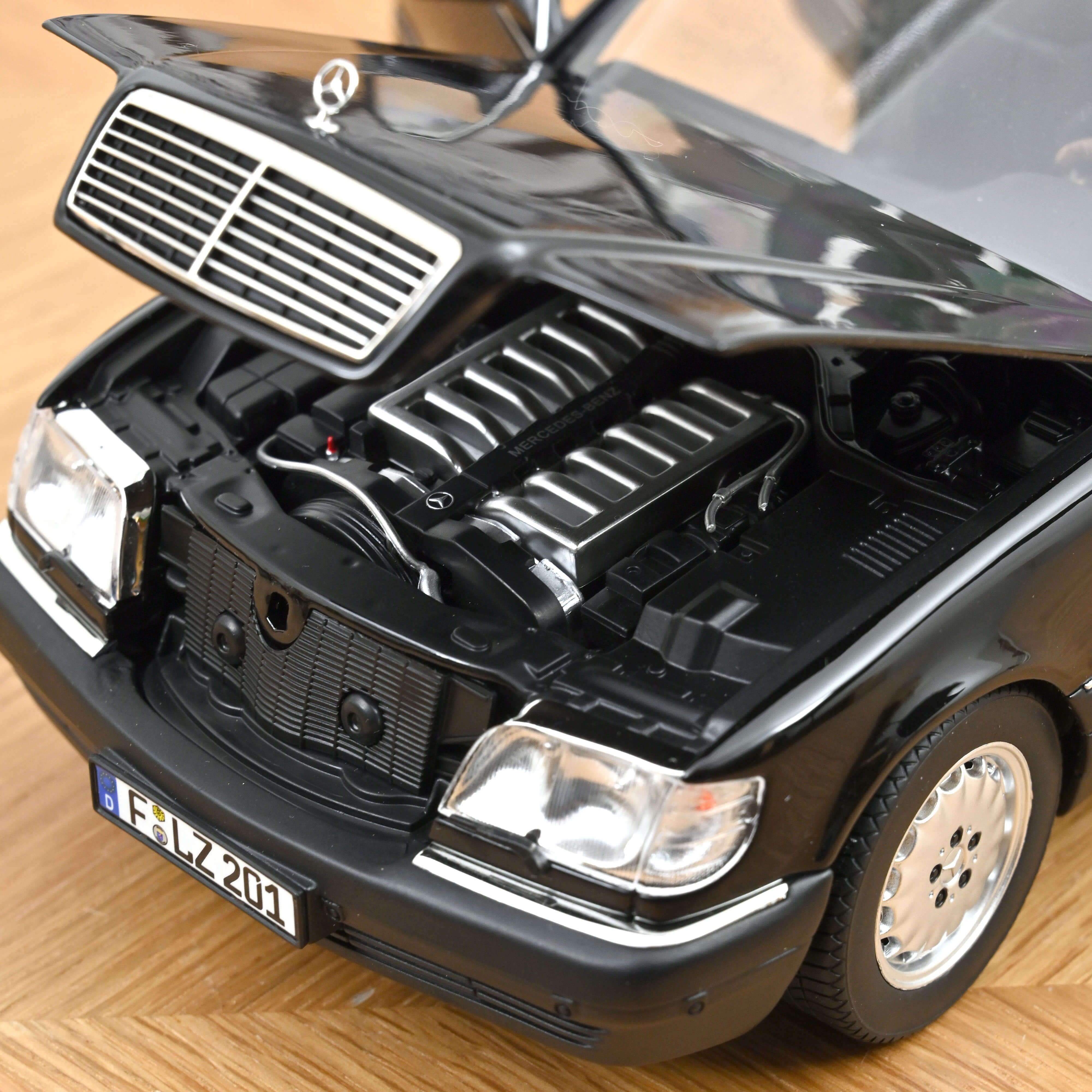 Mercedes-Benz S600 1997 Noir Obsidian metallisé 1/18 - Image 4