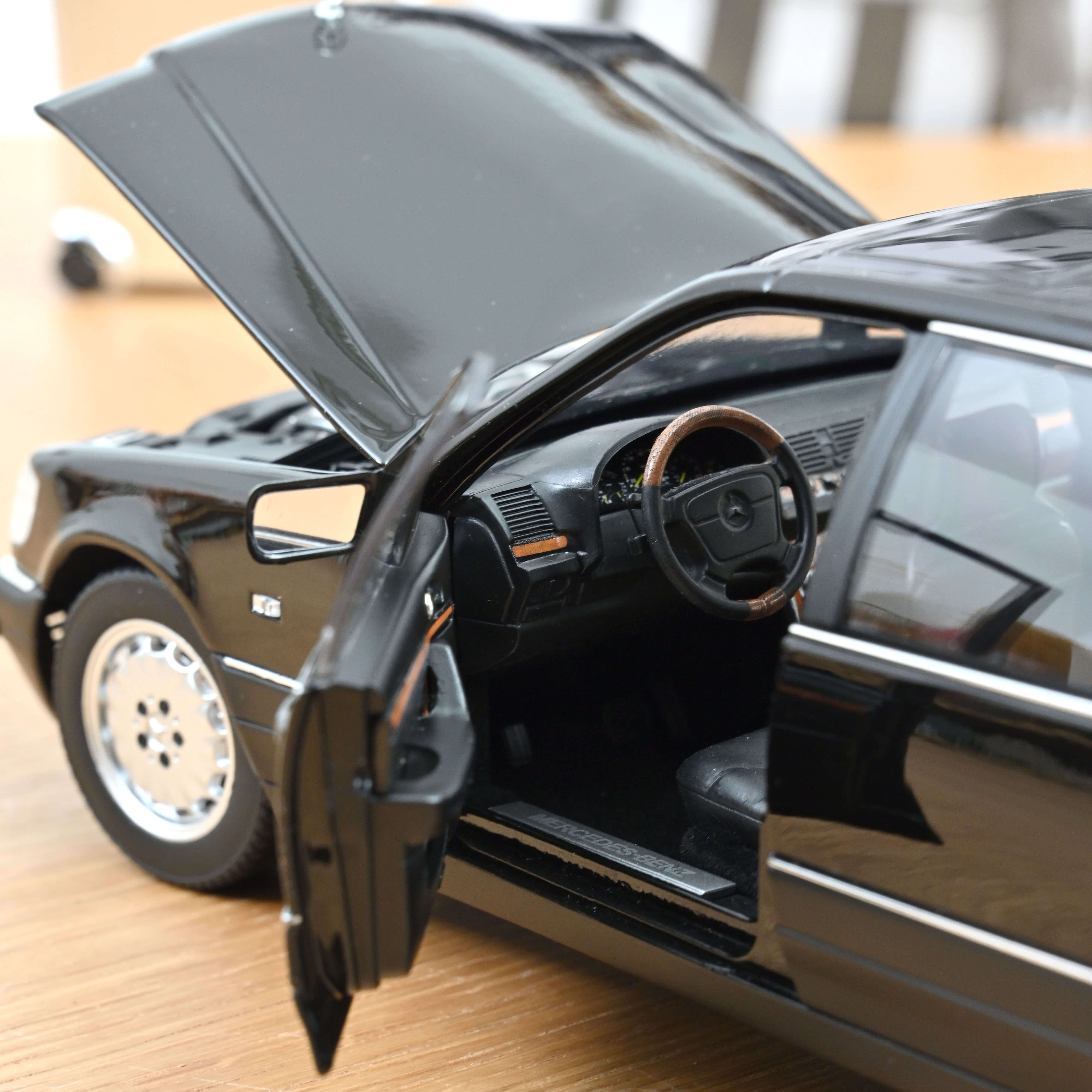 Mercedes-Benz S600 1997 Noir Obsidian metallisé 1/18 - Image 5