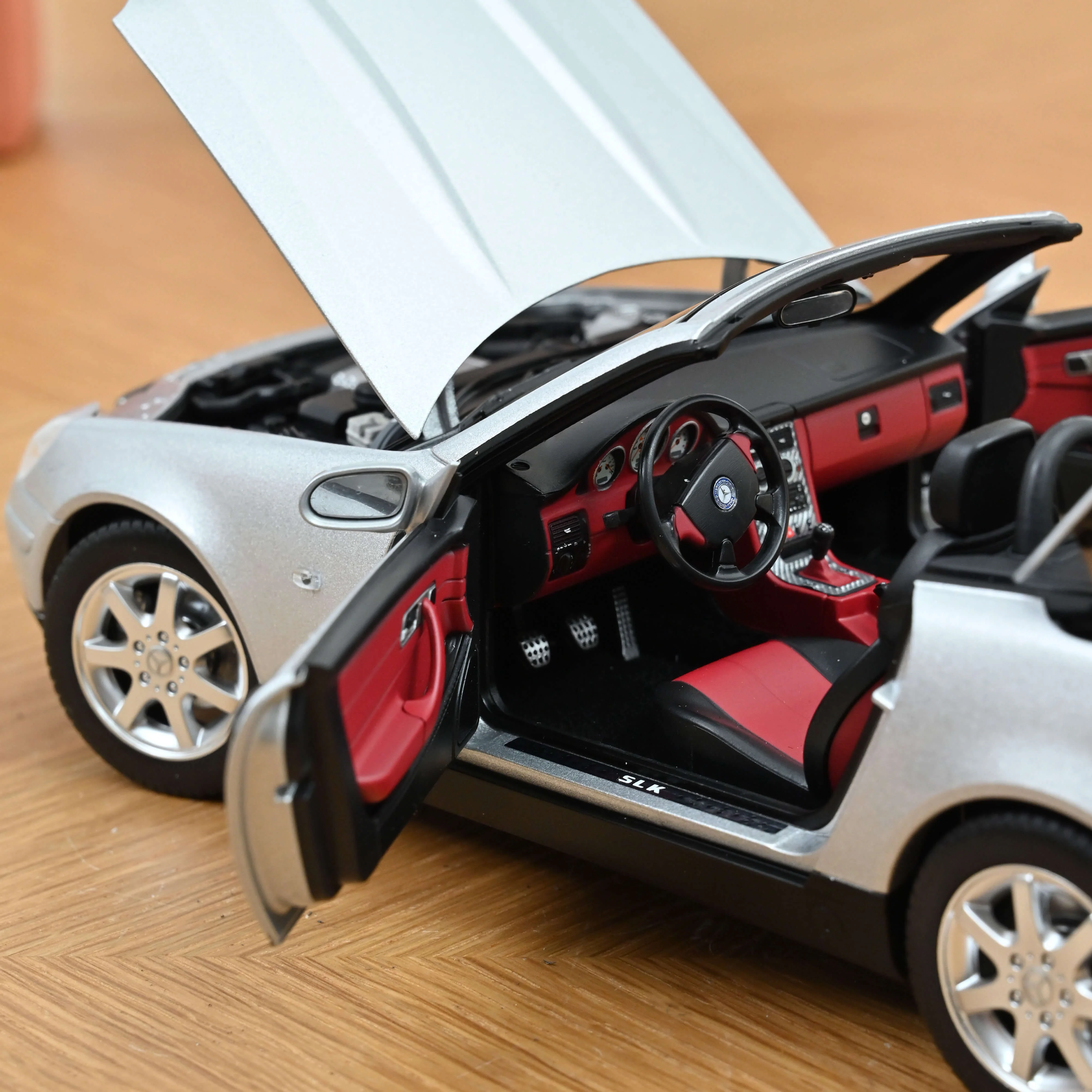 Mercedes-Benz SLK 1996 Argent Brillant 1/18 - Image 6